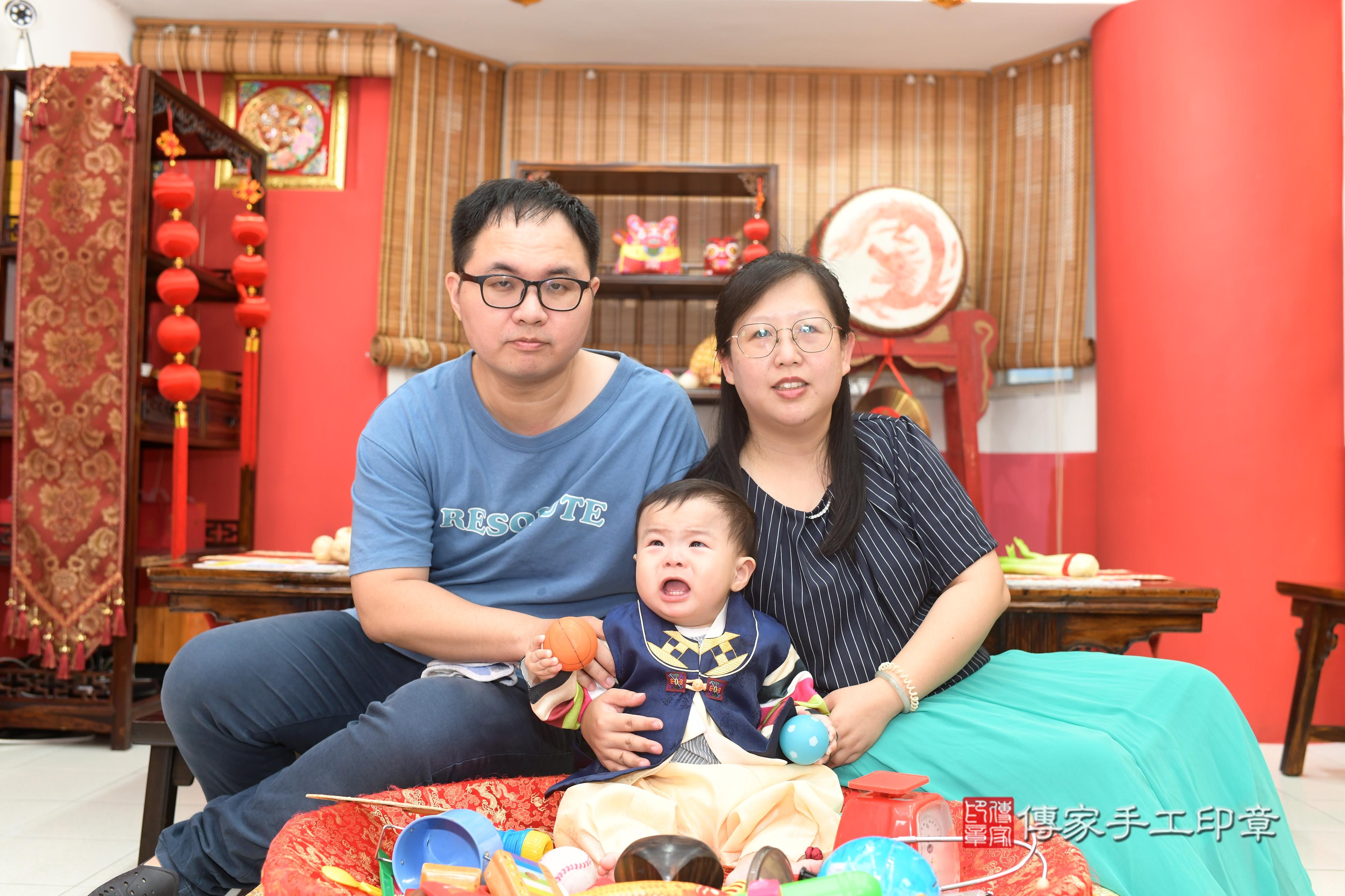 傳家手工印章高雄店、抓周、度脺、中國風會場、傳家嬰兒古禮、吉祥話、抓周道具物品24種、拍照。抓周證書。寶寶抓周、滿周歲、生日快樂、祝福