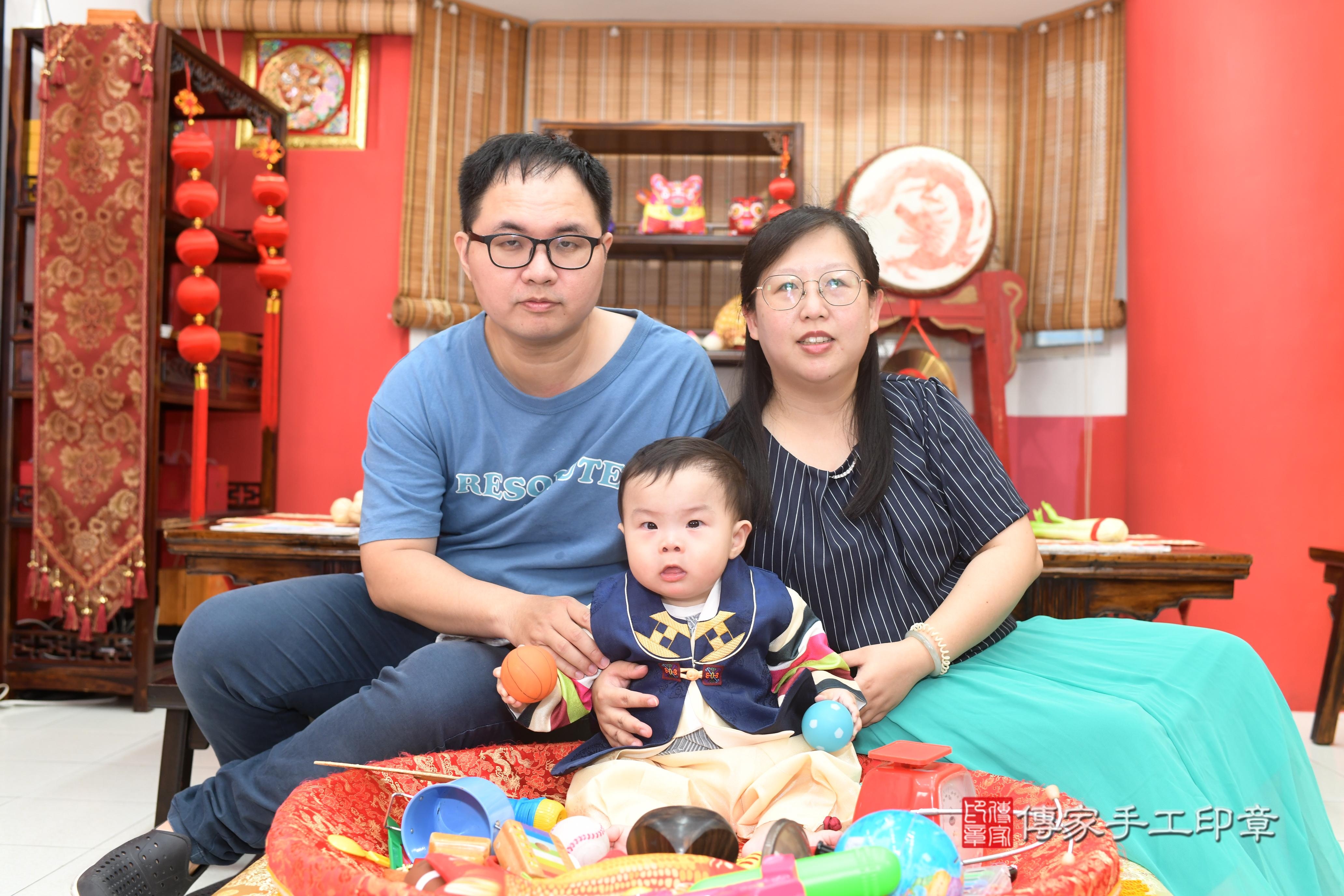傳家手工印章高雄店、抓周、度脺、中國風會場、傳家嬰兒古禮、吉祥話、抓周道具物品24種、拍照。抓周證書。寶寶抓周、滿周歲、生日快樂、祝福