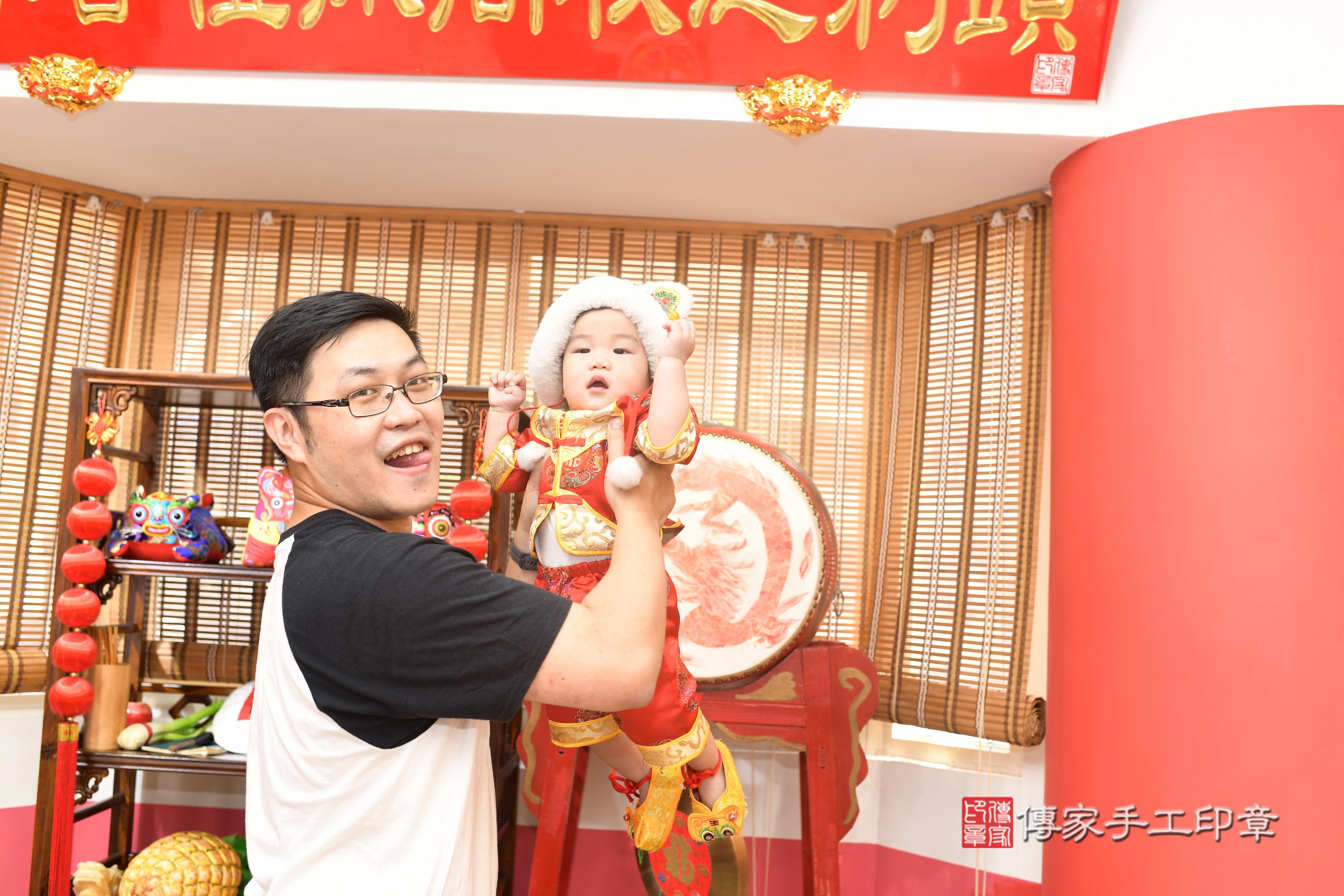 傳家手工印章高雄店、抓周、度脺、中國風會場、傳家嬰兒古禮、吉祥話、抓周道具物品24種、拍照。抓周證書。寶寶抓周、滿周歲、生日快樂、祝福