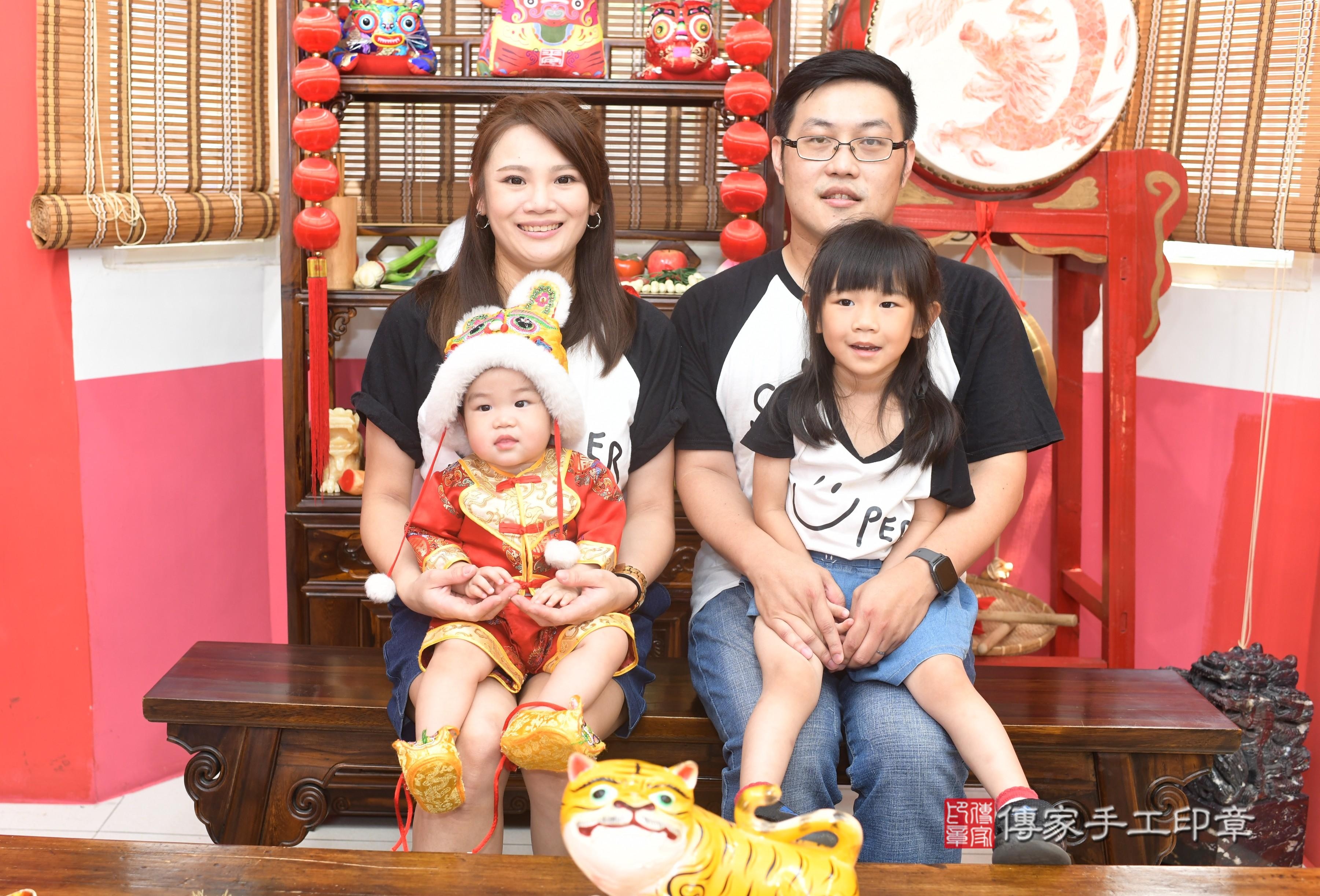 傳家手工印章高雄店、抓周、度脺、中國風會場、傳家嬰兒古禮、吉祥話、抓周道具物品24種、拍照。抓周證書。寶寶抓周、滿周歲、生日快樂、祝福