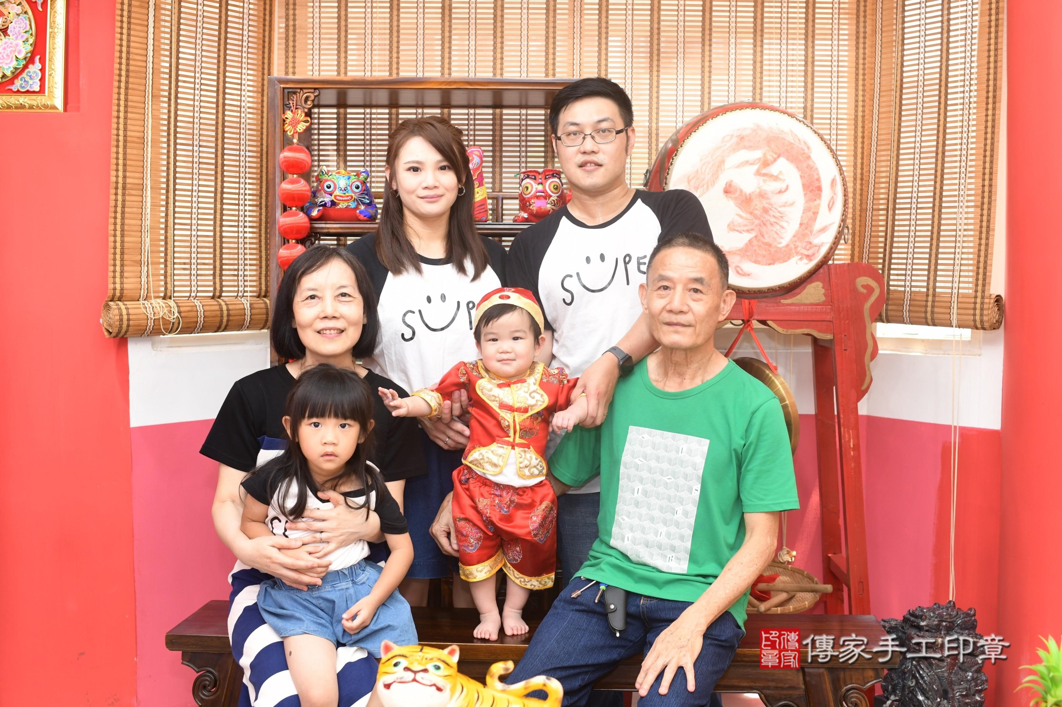 傳家手工印章高雄店、抓周、度脺、中國風會場、傳家嬰兒古禮、吉祥話、抓周道具物品24種、拍照。抓周證書。寶寶抓周、滿周歲、生日快樂、祝福