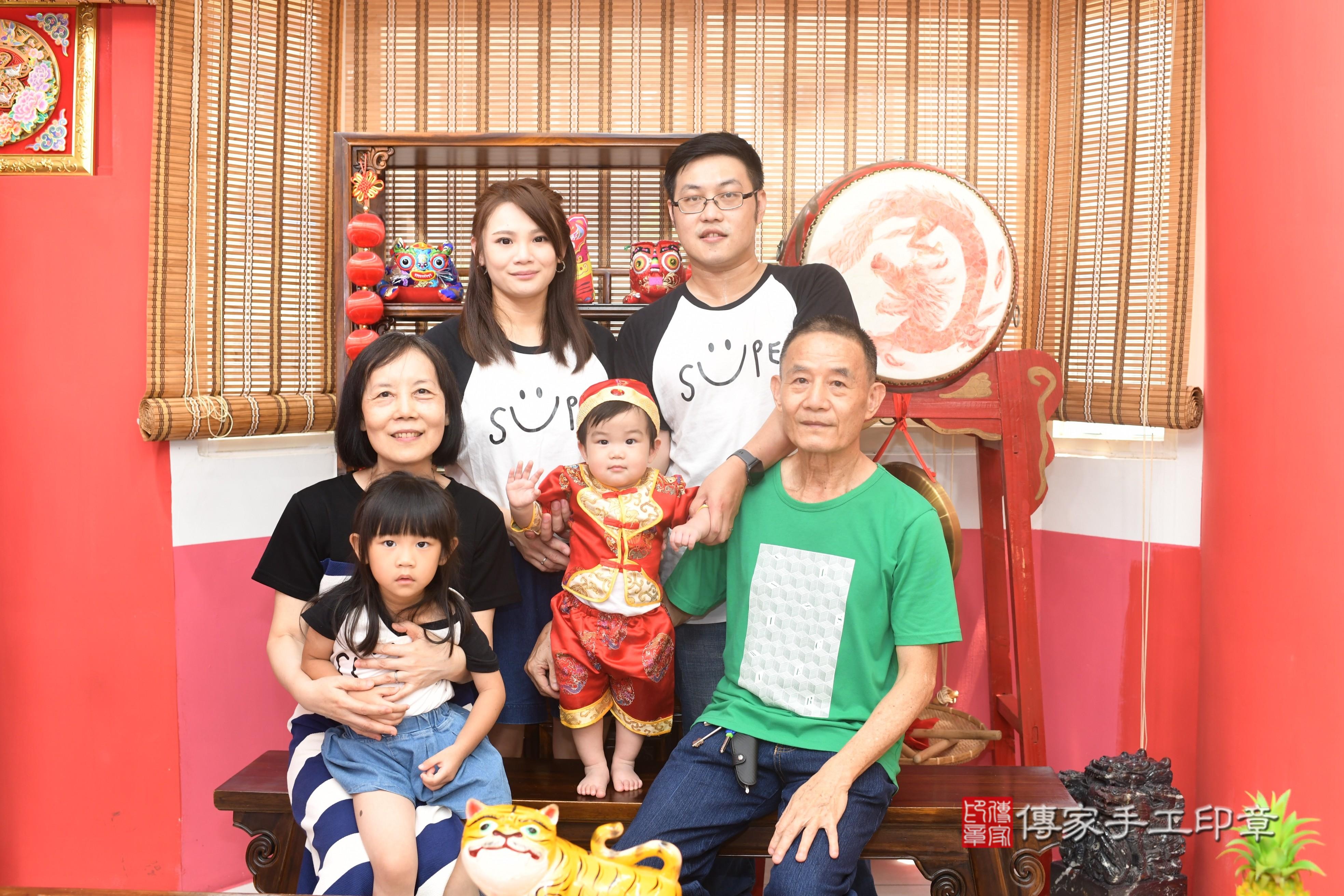 傳家手工印章高雄店、抓周、度脺、中國風會場、傳家嬰兒古禮、吉祥話、抓周道具物品24種、拍照。抓周證書。寶寶抓周、滿周歲、生日快樂、祝福