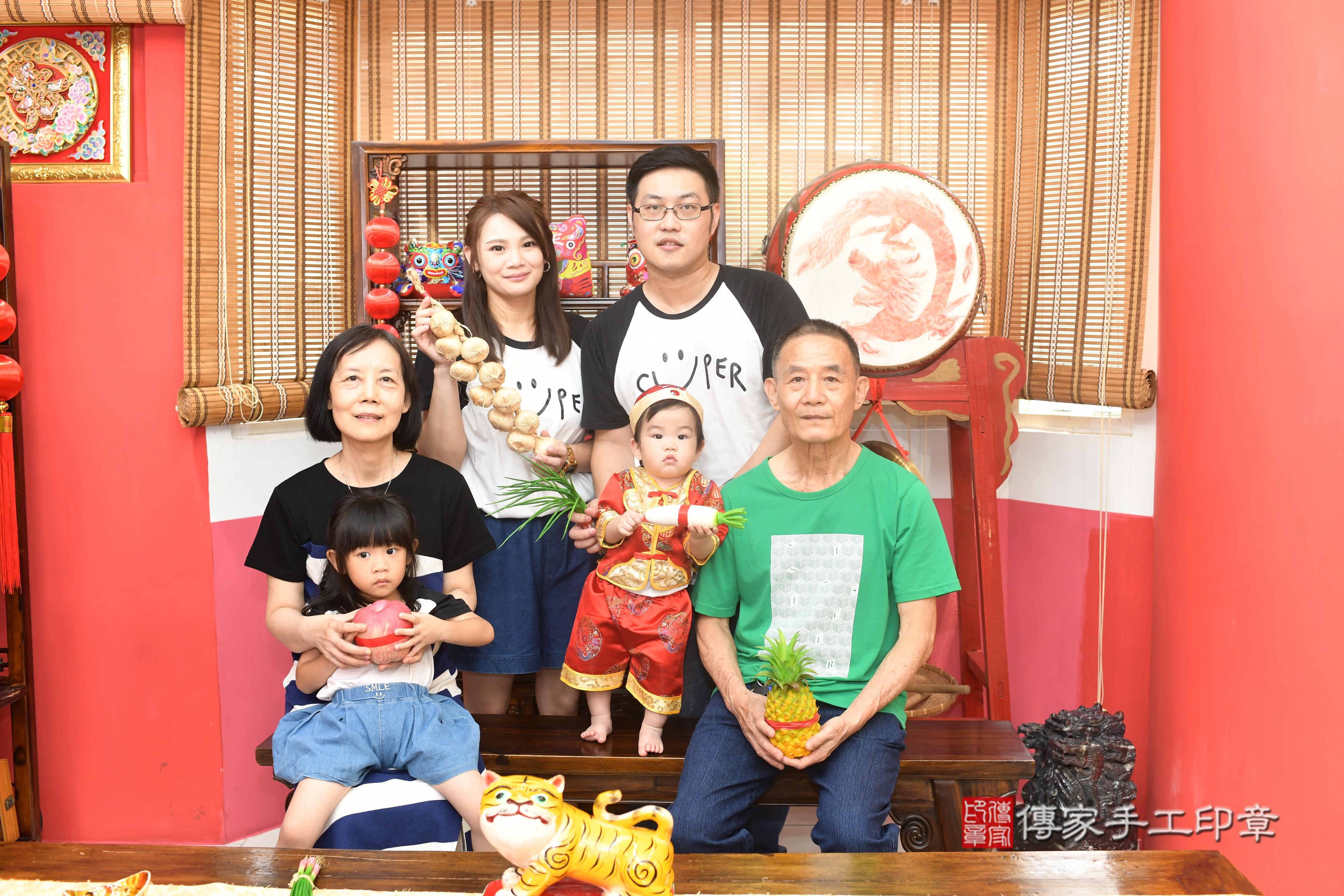 傳家手工印章高雄店、抓周、度脺、中國風會場、傳家嬰兒古禮、吉祥話、抓周道具物品24種、拍照。抓周證書。寶寶抓周、滿周歲、生日快樂、祝福