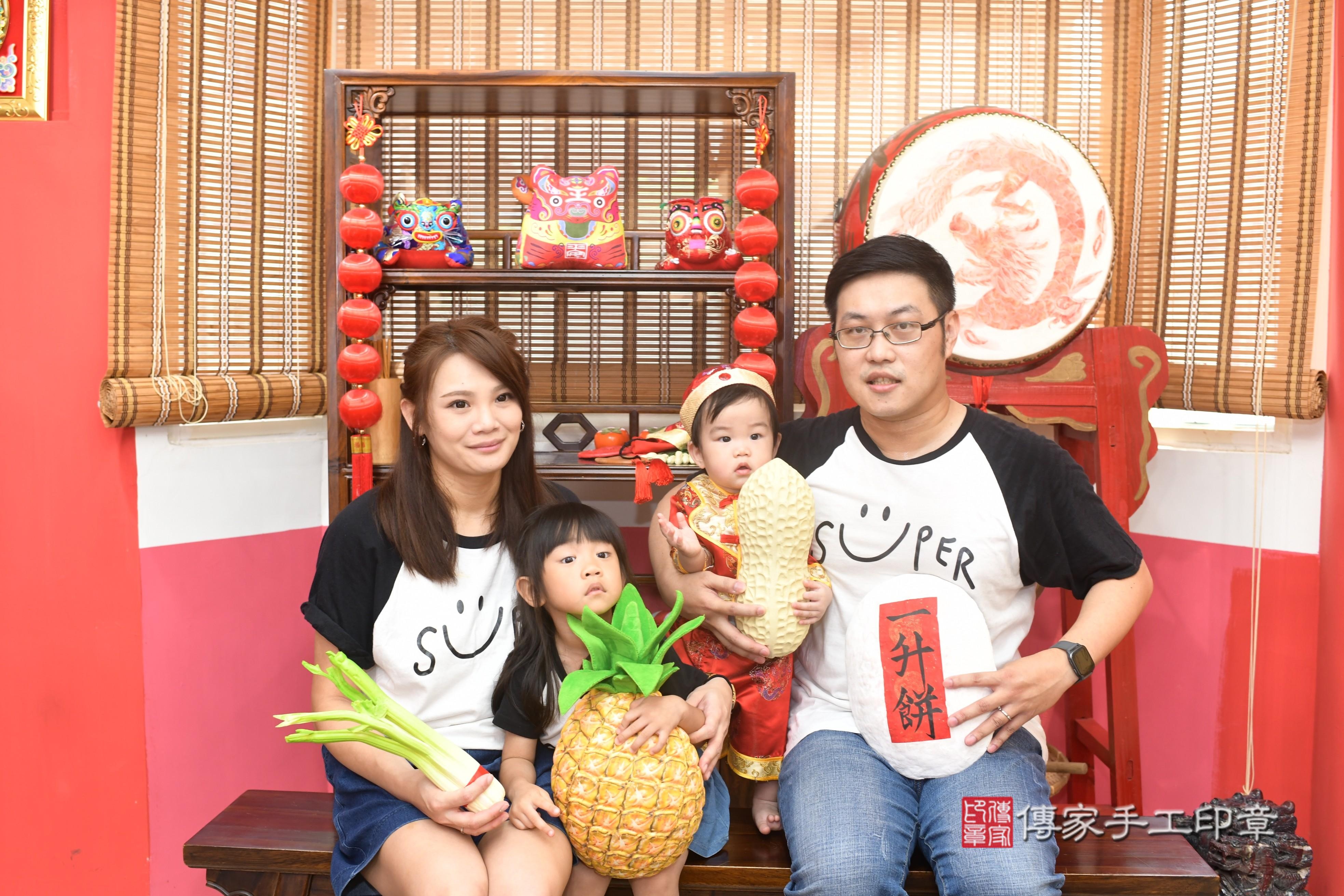 傳家手工印章高雄店、抓周、度脺、中國風會場、傳家嬰兒古禮、吉祥話、抓周道具物品24種、拍照。抓周證書。寶寶抓周、滿周歲、生日快樂、祝福