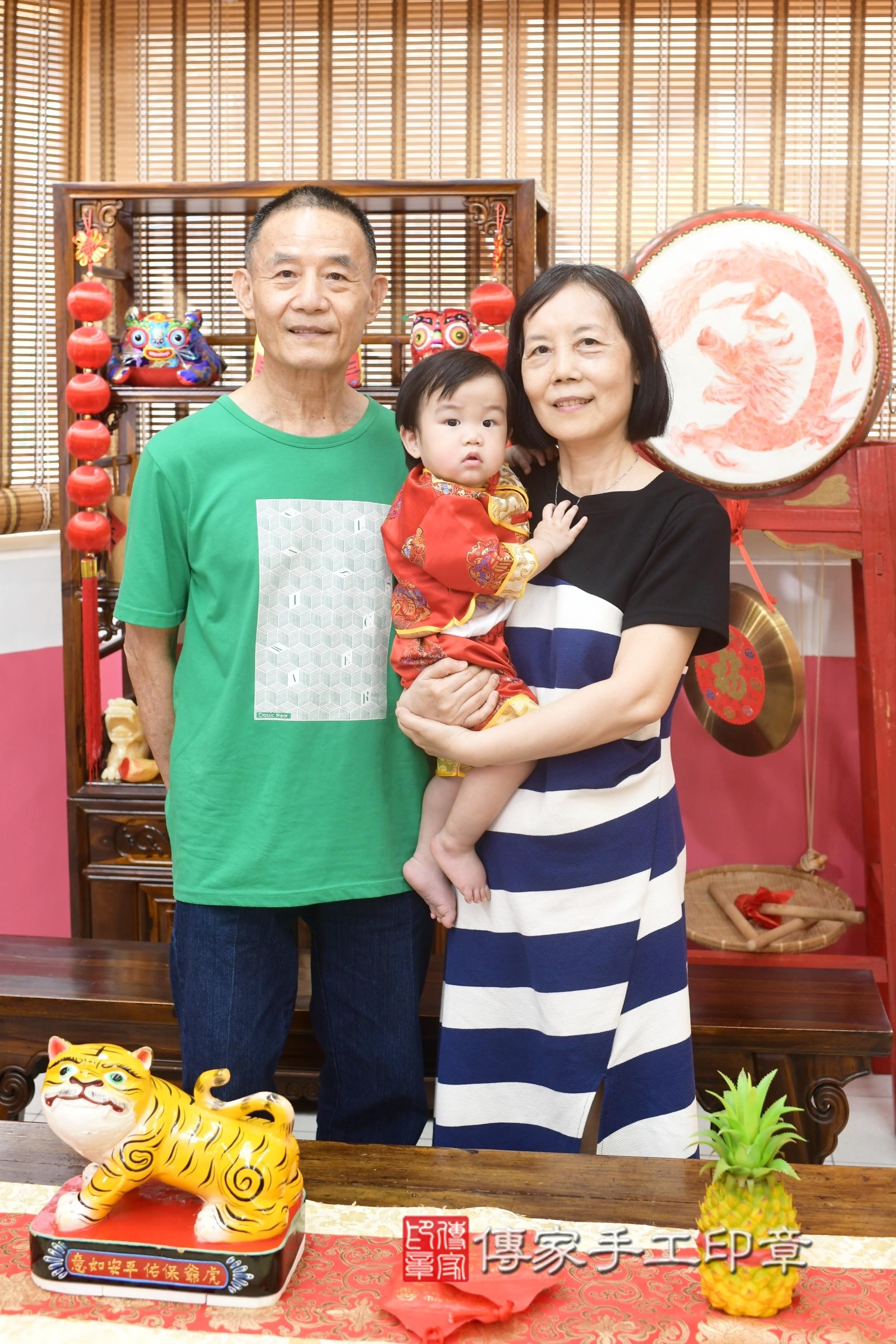 傳家手工印章高雄店、抓周、度脺、中國風會場、傳家嬰兒古禮、吉祥話、抓周道具物品24種、拍照。抓周證書。寶寶抓周、滿周歲、生日快樂、祝福