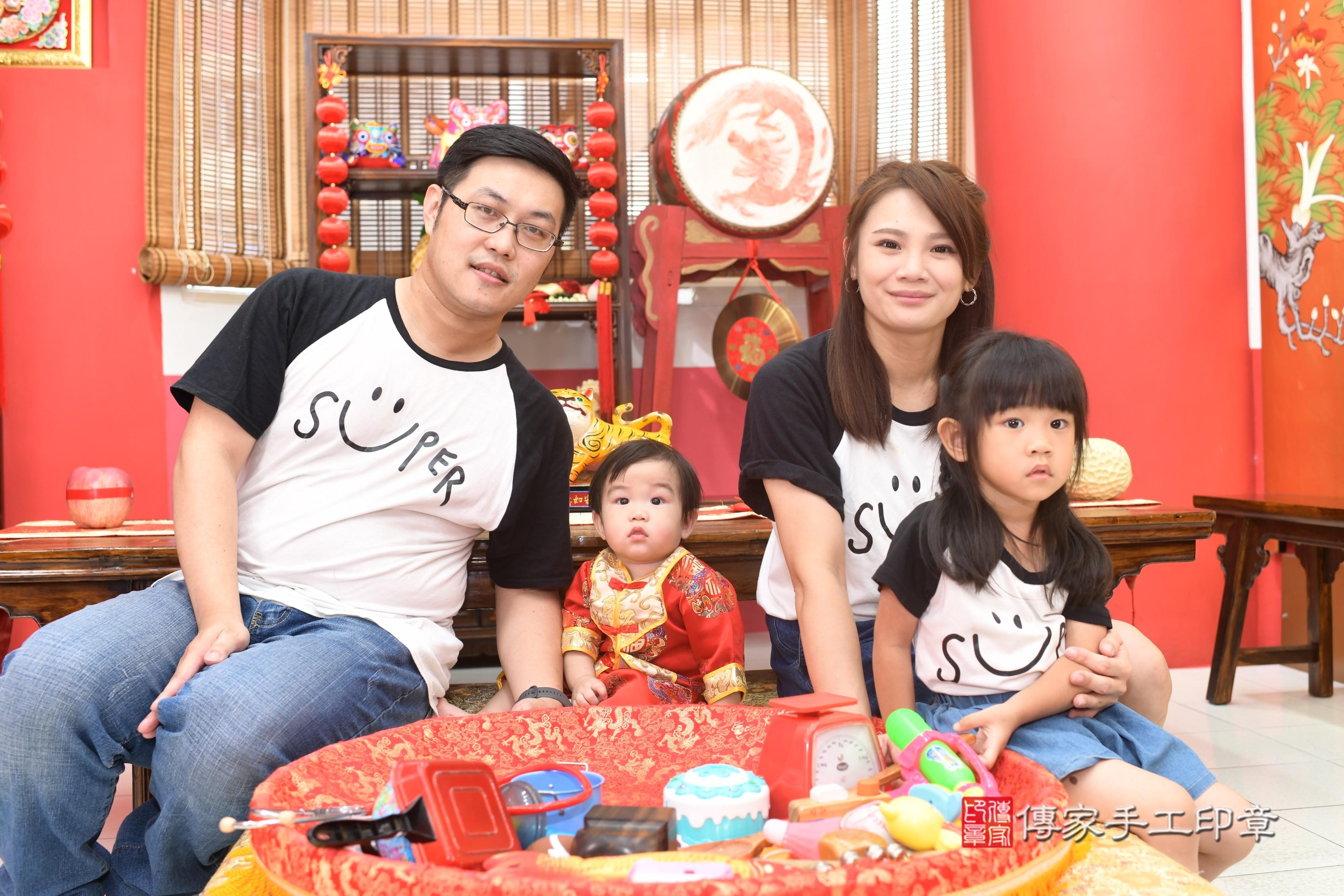 傳家手工印章高雄店、抓周、度脺、中國風會場、傳家嬰兒古禮、吉祥話、抓周道具物品24種、拍照。抓周證書。寶寶抓周、滿周歲、生日快樂、祝福