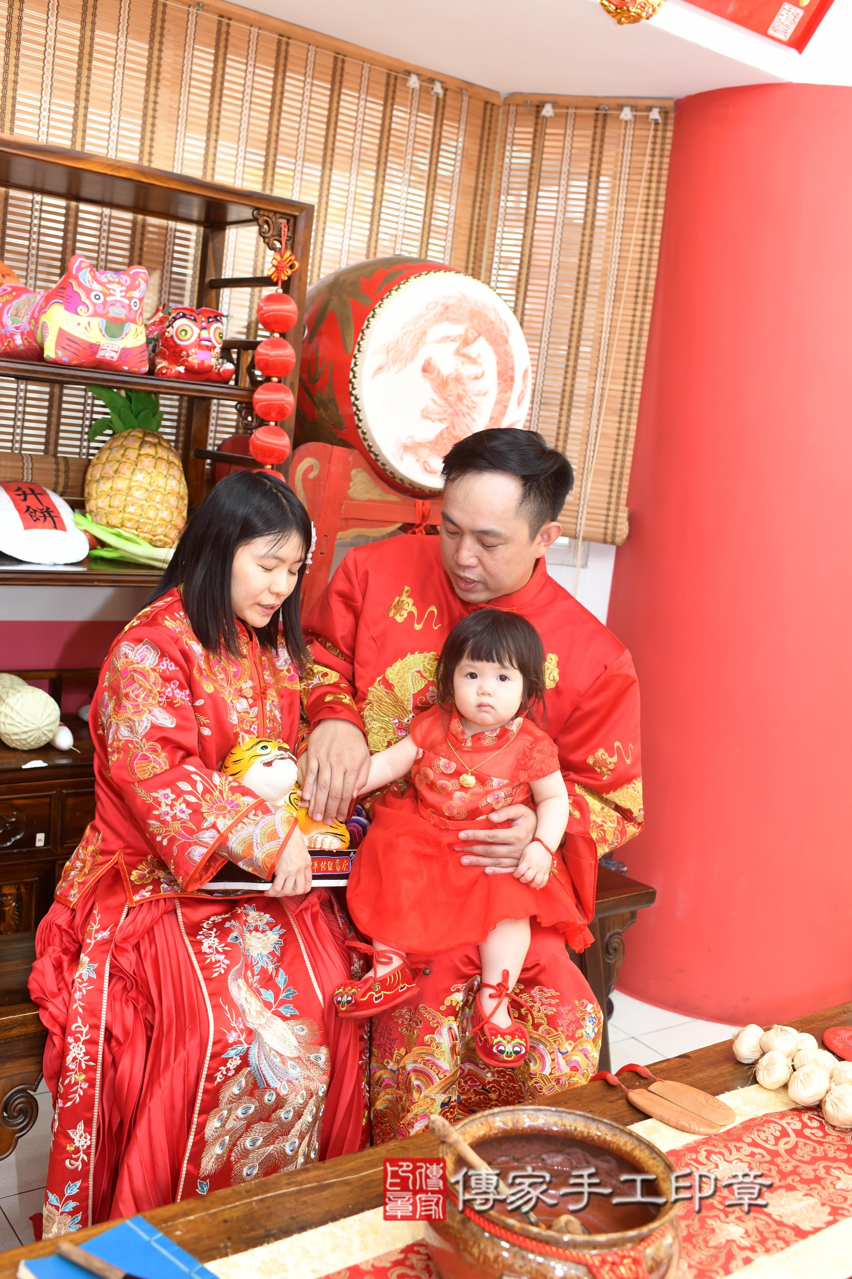 傳家手工印章高雄店、抓周、度脺、中國風會場、傳家嬰兒古禮、吉祥話、抓周道具物品24種、拍照。抓周證書。寶寶抓周、滿周歲、生日快樂、祝福