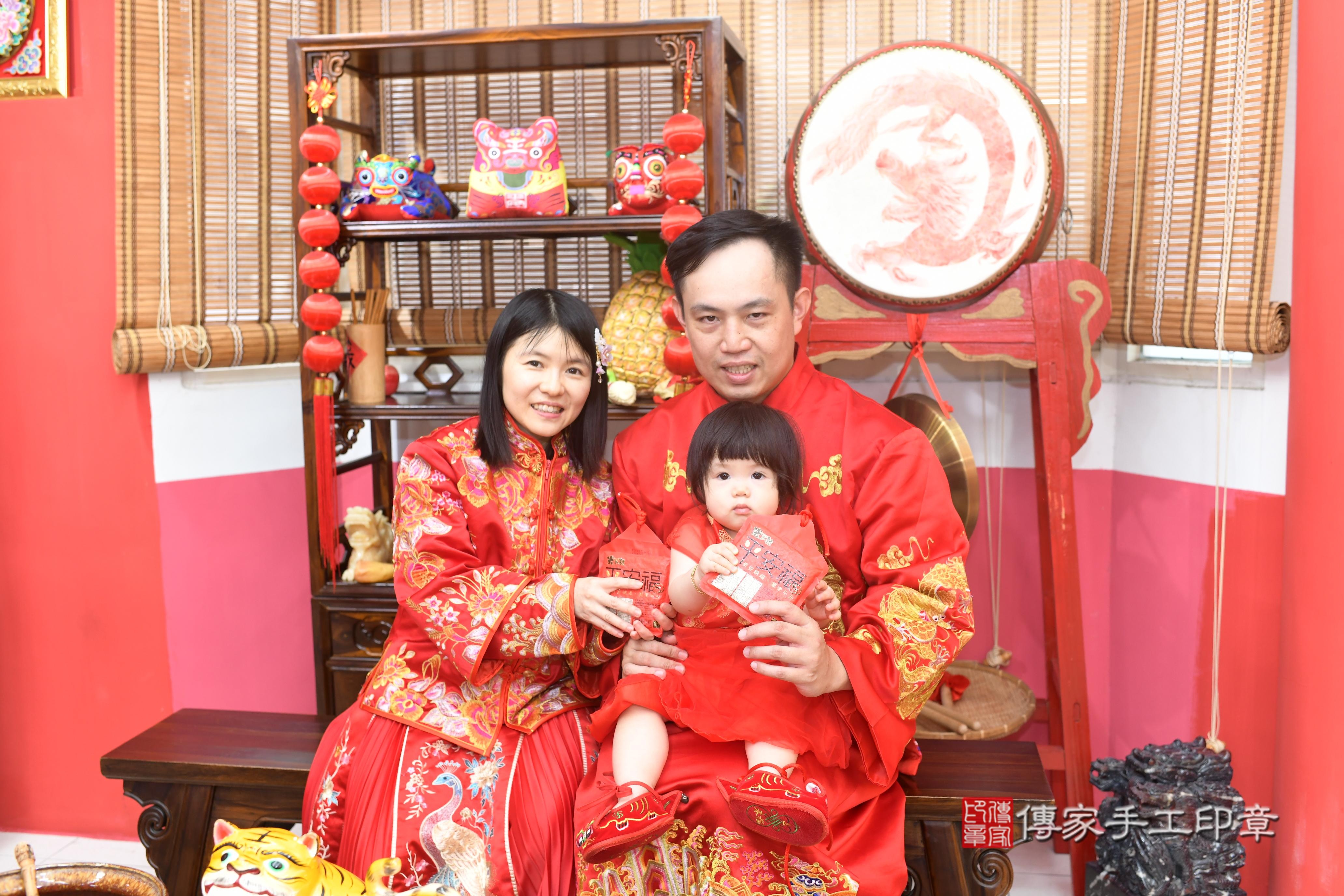 傳家手工印章高雄店、抓周、度脺、中國風會場、傳家嬰兒古禮、吉祥話、抓周道具物品24種、拍照。抓周證書。寶寶抓周、滿周歲、生日快樂、祝福