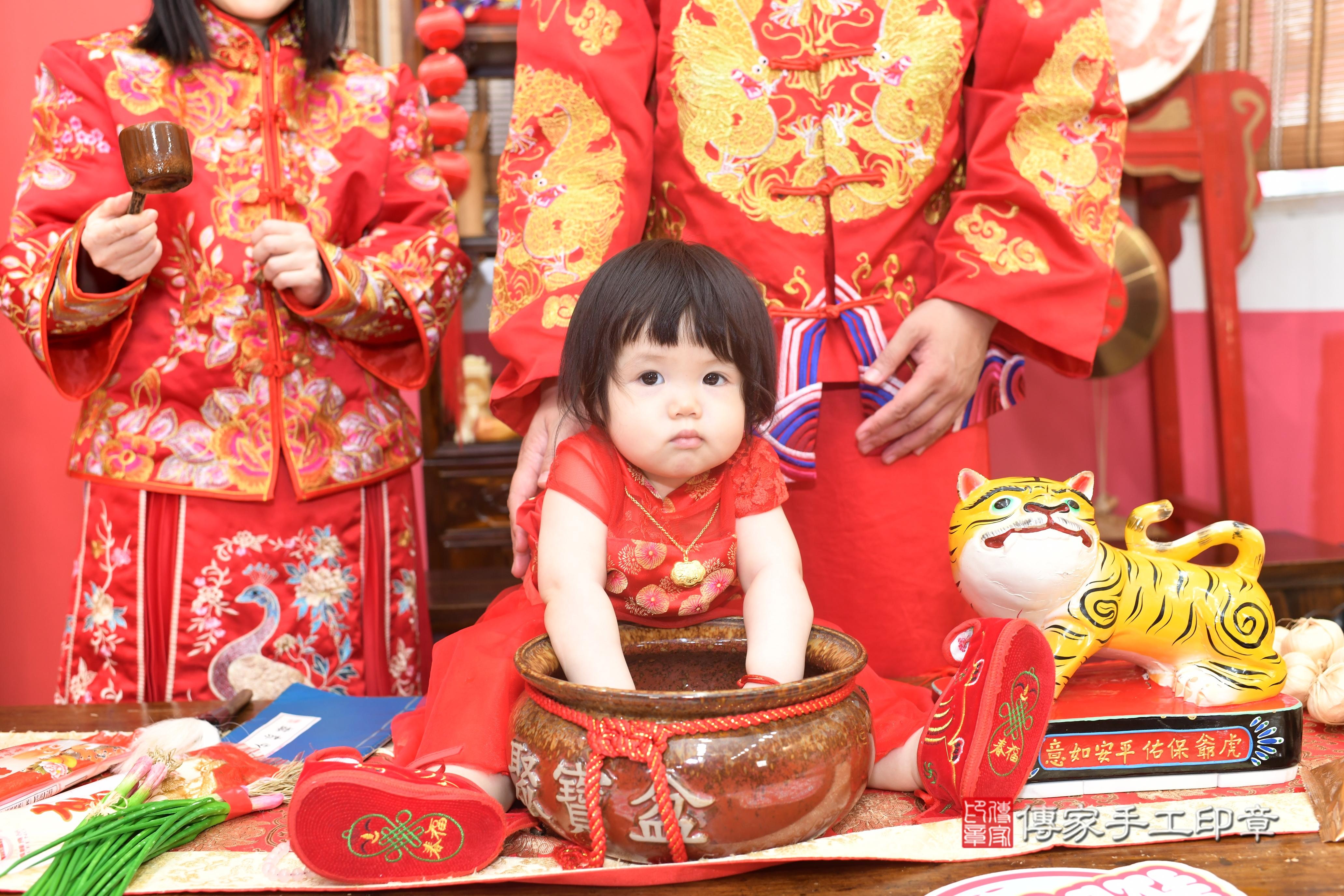 傳家手工印章高雄店、抓周、度脺、中國風會場、傳家嬰兒古禮、吉祥話、抓周道具物品24種、拍照。抓周證書。寶寶抓周、滿周歲、生日快樂、祝福