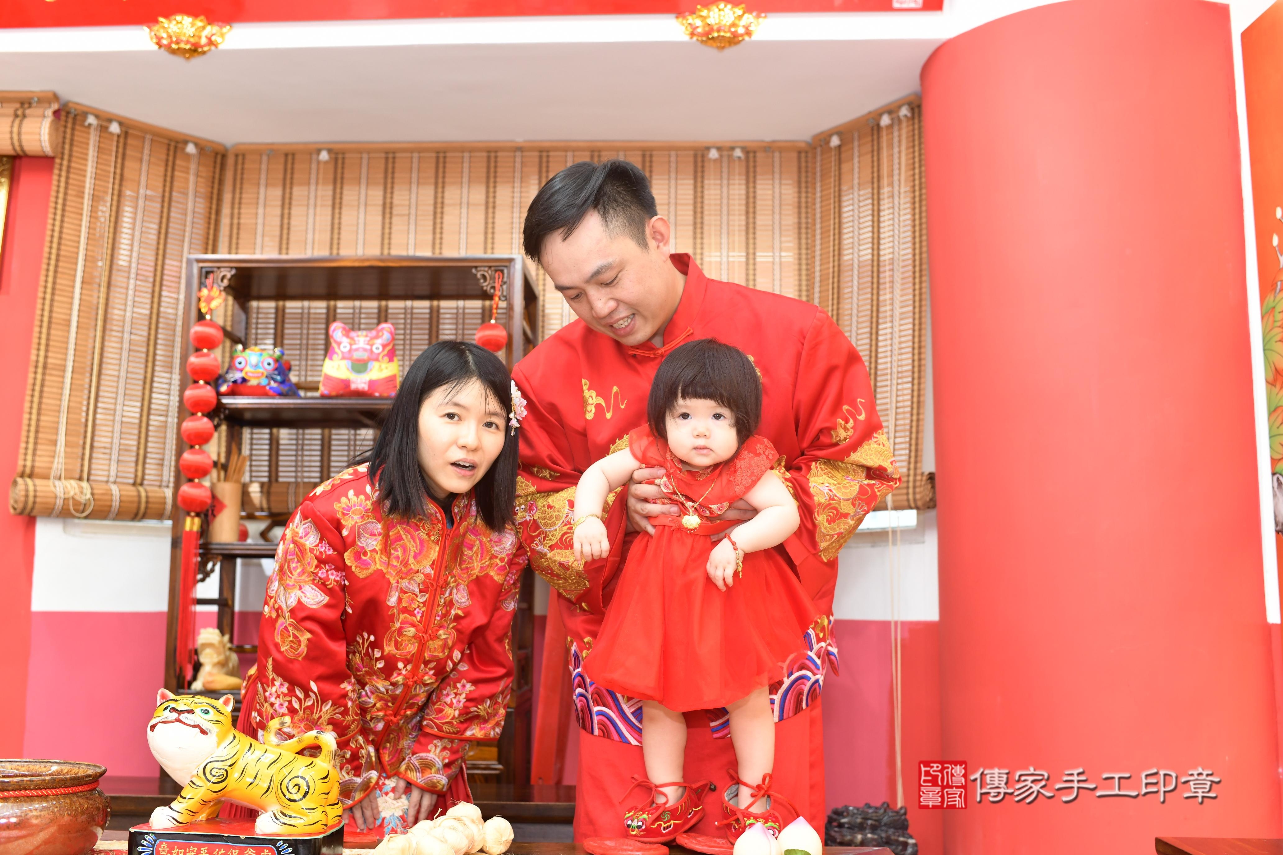 傳家手工印章高雄店、抓周、度脺、中國風會場、傳家嬰兒古禮、吉祥話、抓周道具物品24種、拍照。抓周證書。寶寶抓周、滿周歲、生日快樂、祝福