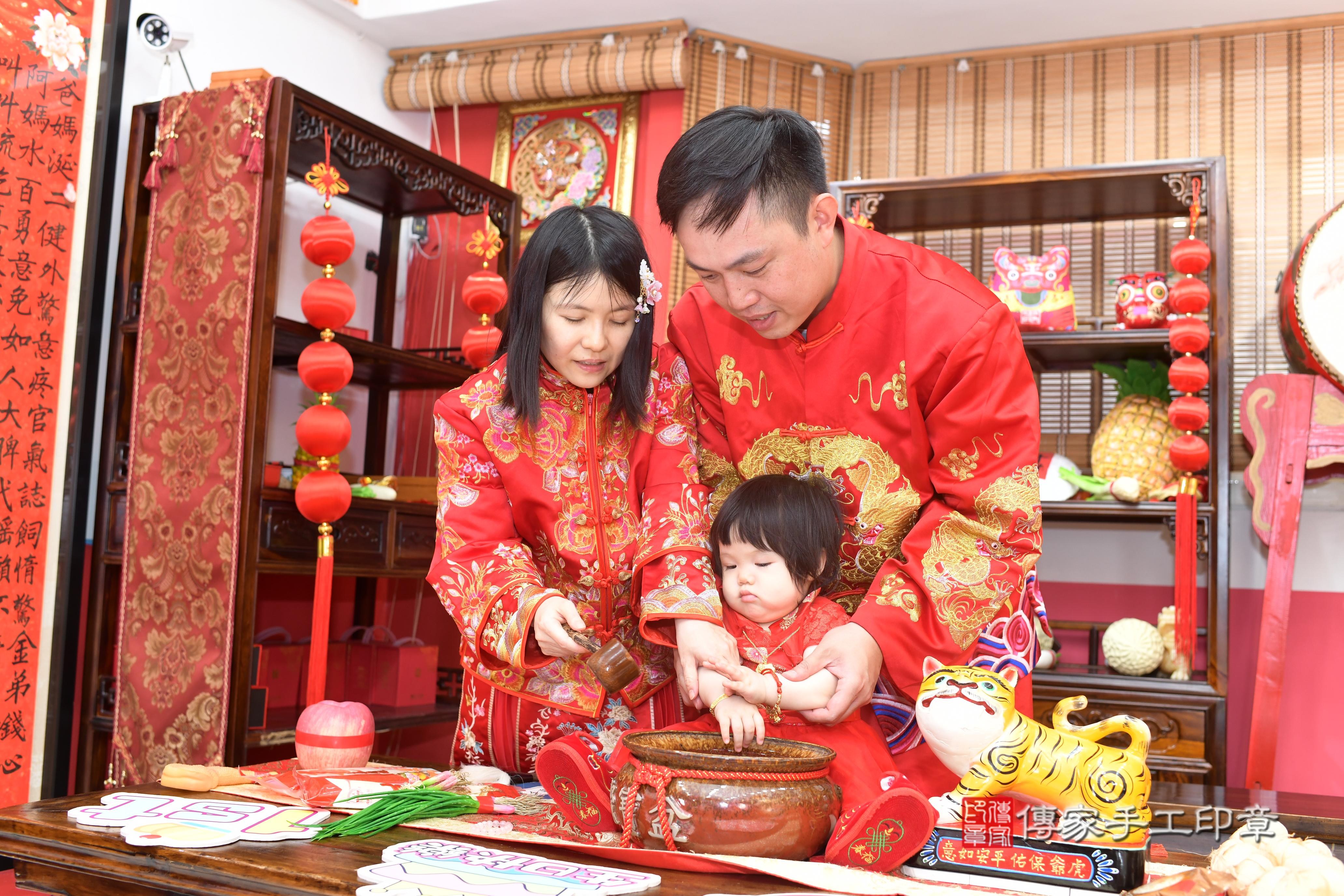 傳家手工印章高雄店、抓周、度脺、中國風會場、傳家嬰兒古禮、吉祥話、抓周道具物品24種、拍照。抓周證書。寶寶抓周、滿周歲、生日快樂、祝福