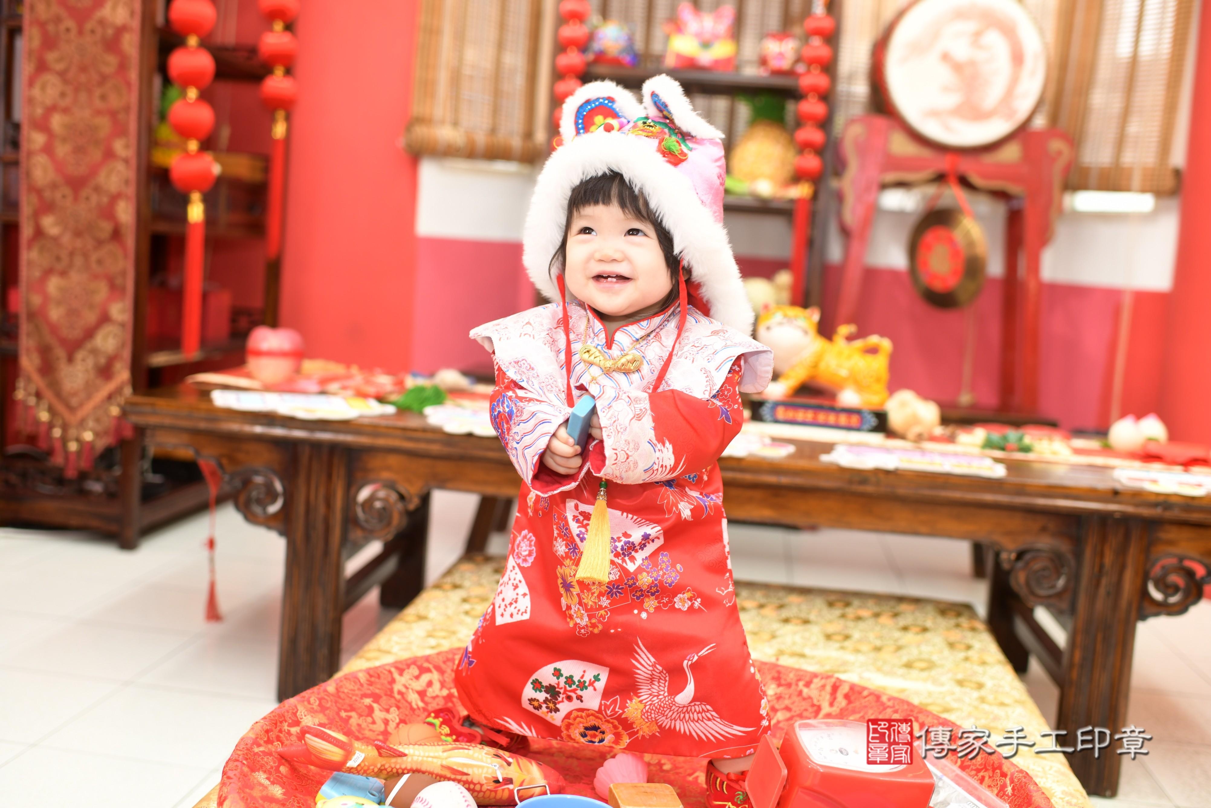 傳家手工印章高雄店、抓周、度脺、中國風會場、傳家嬰兒古禮、吉祥話、抓周道具物品24種、拍照。抓周證書。寶寶抓周、滿周歲、生日快樂、祝福