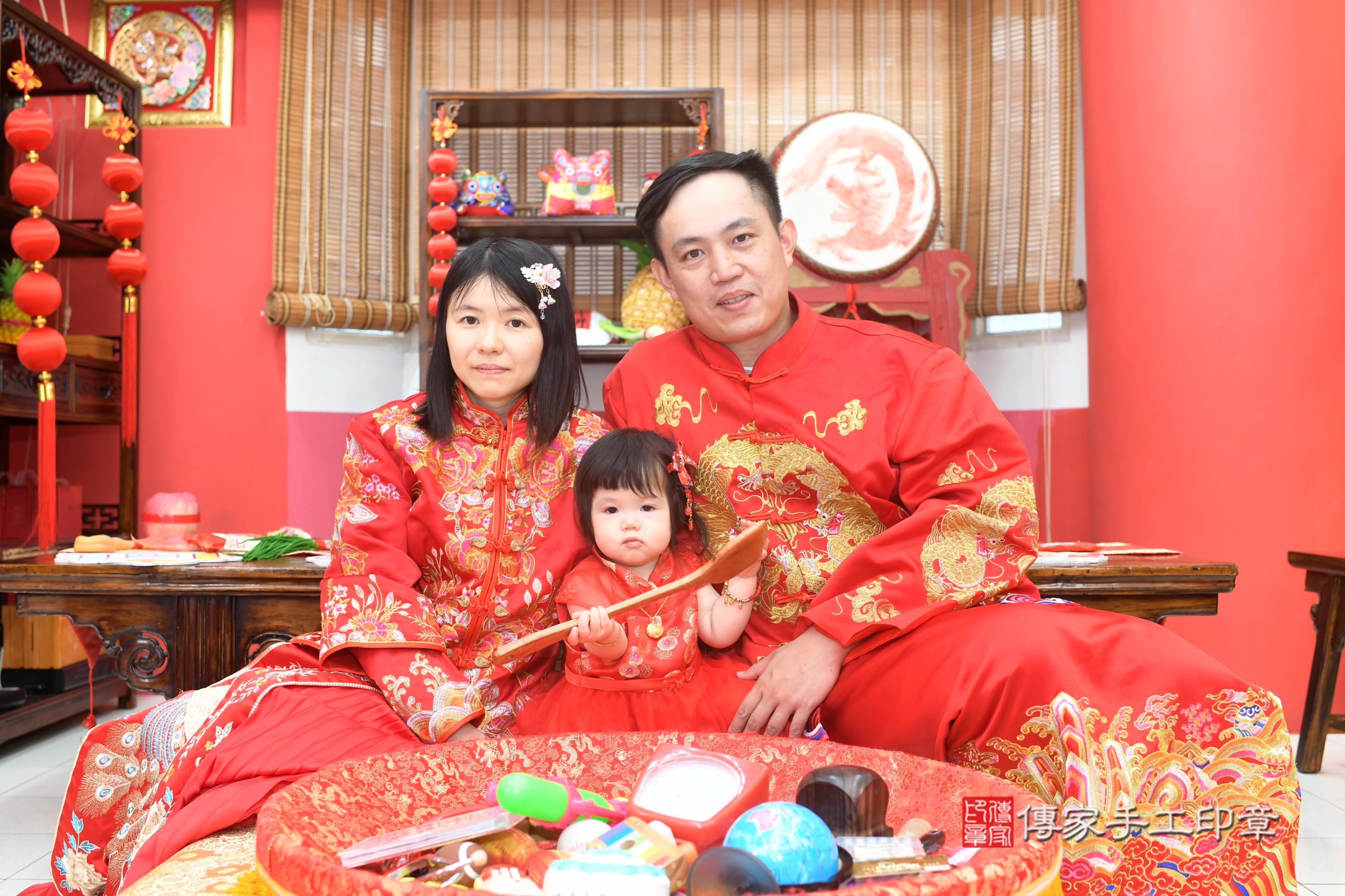 傳家手工印章高雄店、抓周、度脺、中國風會場、傳家嬰兒古禮、吉祥話、抓周道具物品24種、拍照。抓周證書。寶寶抓周、滿周歲、生日快樂、祝福