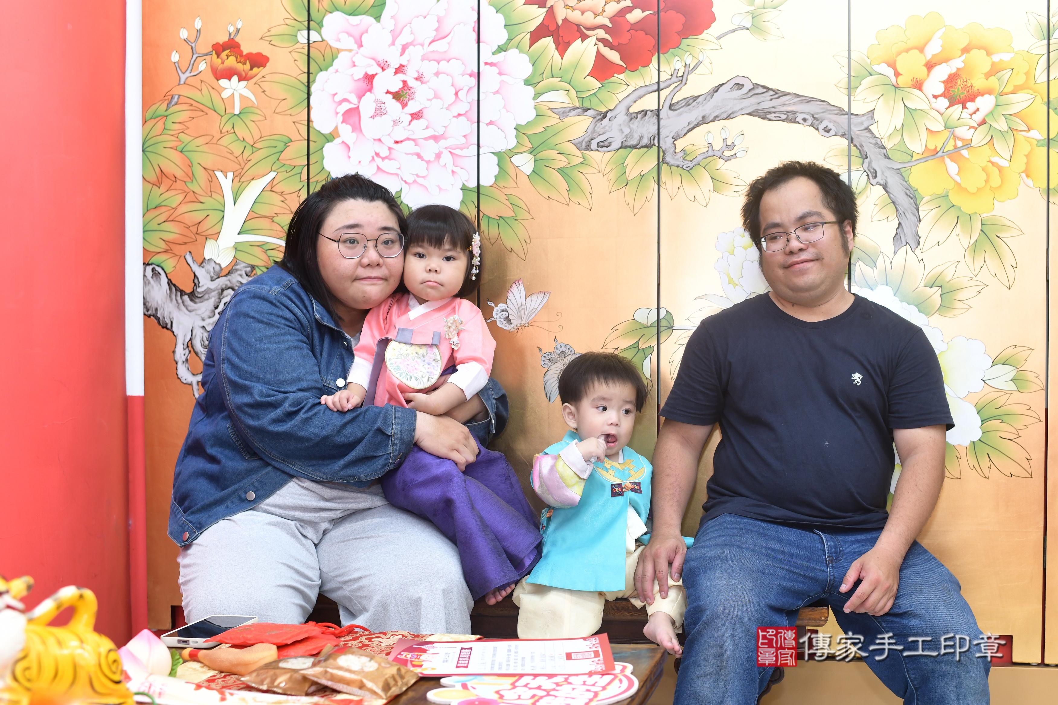 傳家手工印章高雄店、抓周、度脺、中國風會場、傳家嬰兒古禮、吉祥話、抓周道具物品24種、拍照。抓周證書。寶寶抓周、滿周歲、生日快樂、祝福
