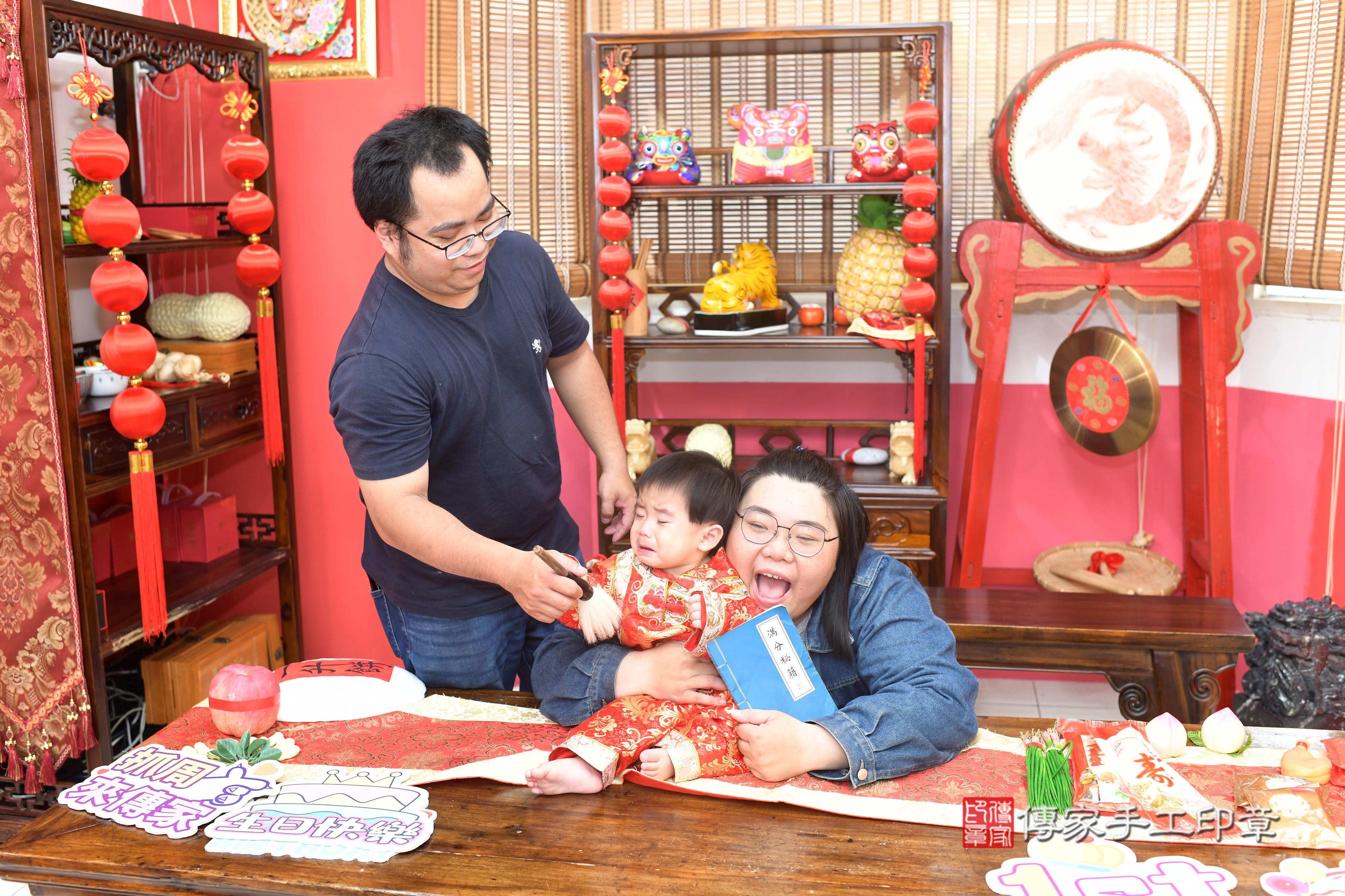 傳家手工印章高雄店、抓周、度脺、中國風會場、傳家嬰兒古禮、吉祥話、抓周道具物品24種、拍照。抓周證書。寶寶抓周、滿周歲、生日快樂、祝福