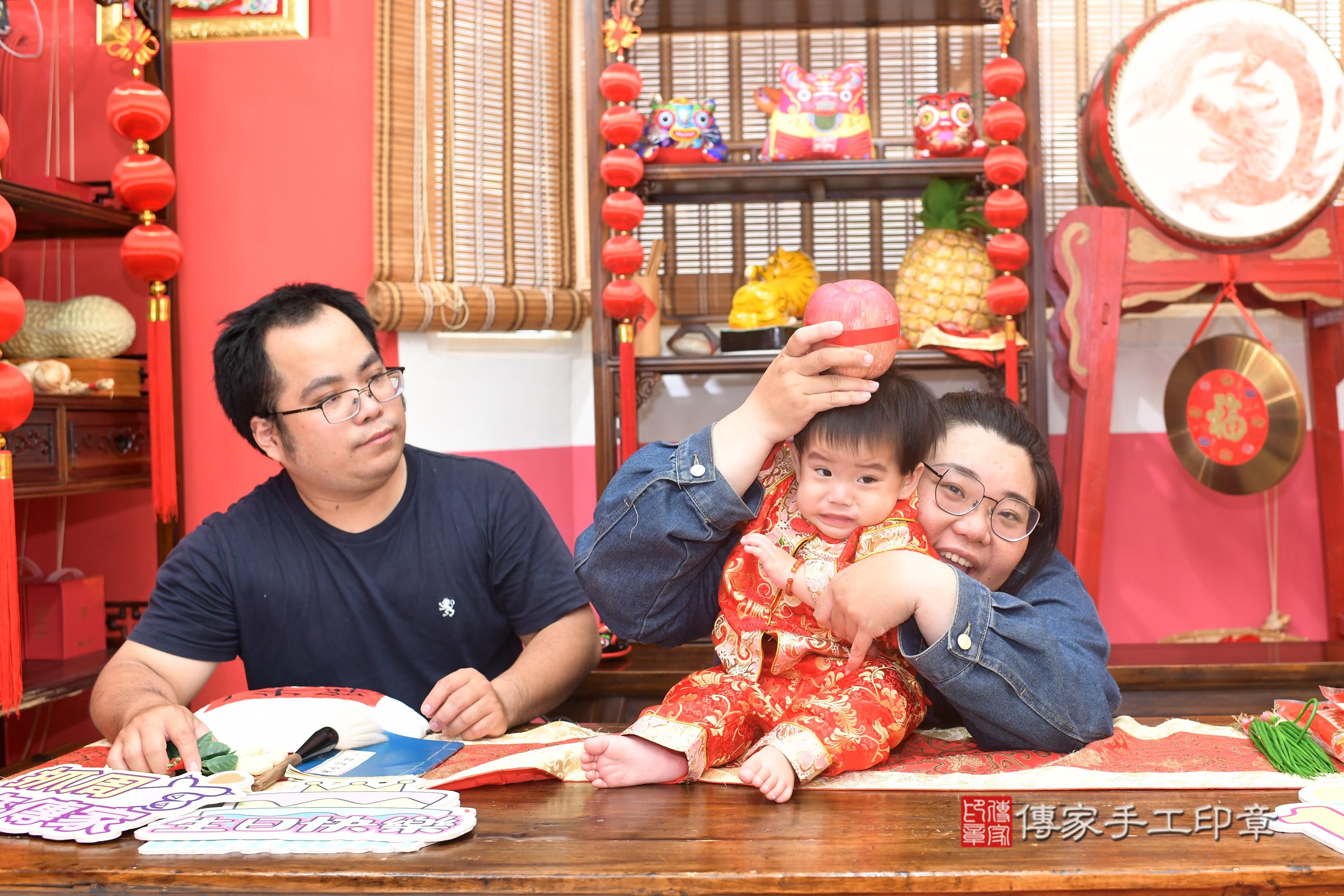 傳家手工印章高雄店、抓周、度脺、中國風會場、傳家嬰兒古禮、吉祥話、抓周道具物品24種、拍照。抓周證書。寶寶抓周、滿周歲、生日快樂、祝福