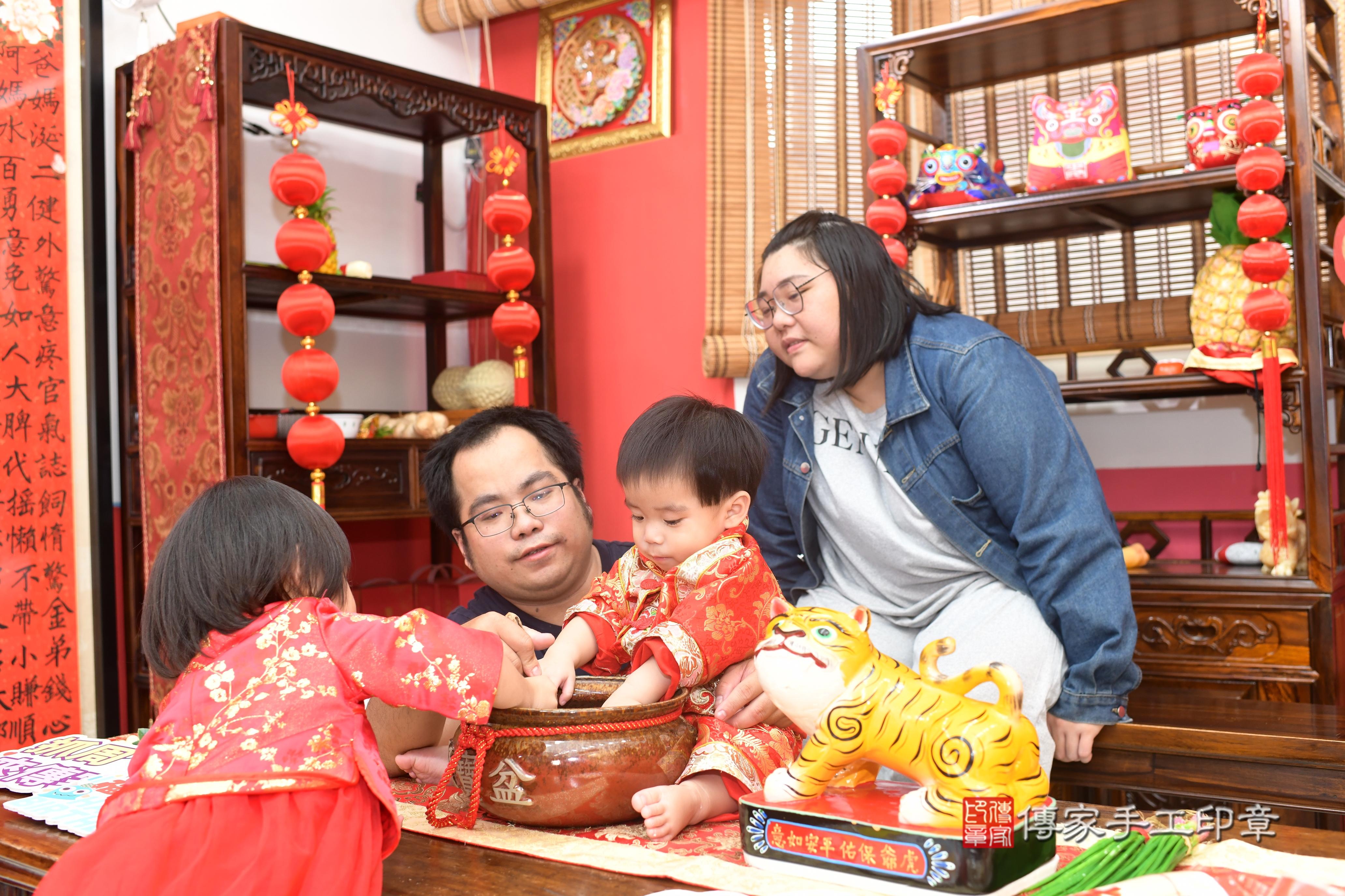 傳家手工印章高雄店、抓周、度脺、中國風會場、傳家嬰兒古禮、吉祥話、抓周道具物品24種、拍照。抓周證書。寶寶抓周、滿周歲、生日快樂、祝福