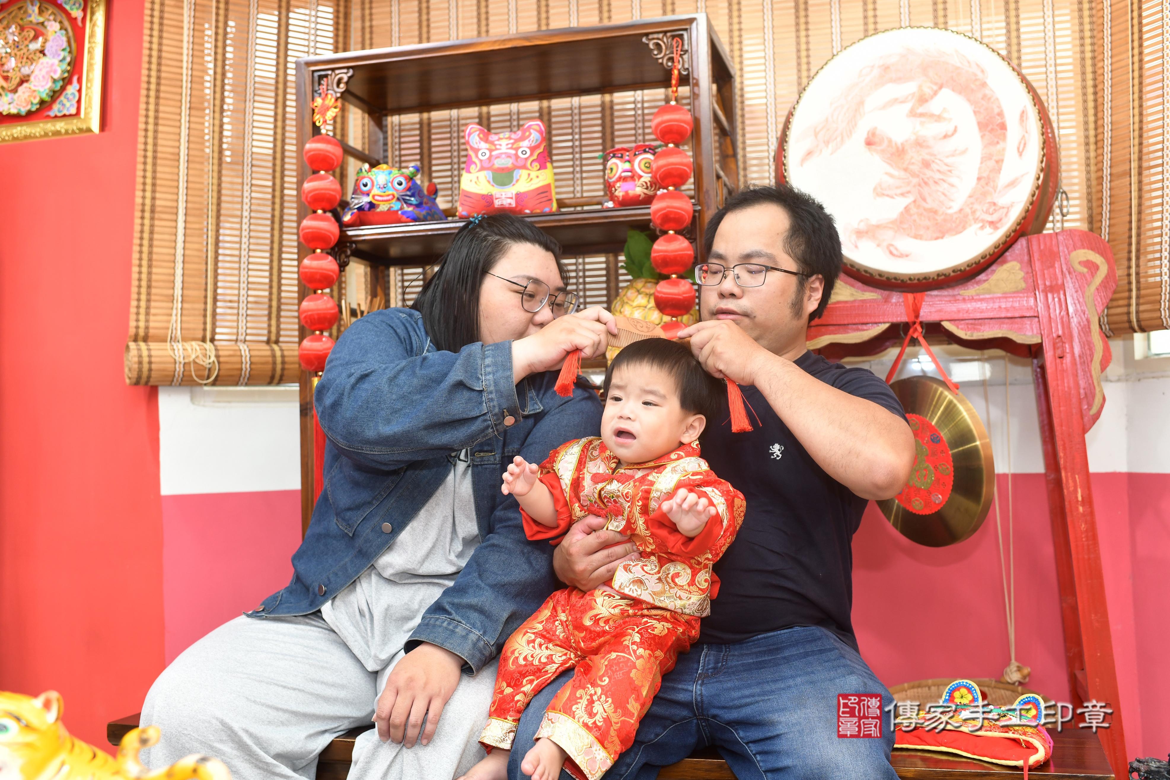 傳家手工印章高雄店、抓周、度脺、中國風會場、傳家嬰兒古禮、吉祥話、抓周道具物品24種、拍照。抓周證書。寶寶抓周、滿周歲、生日快樂、祝福