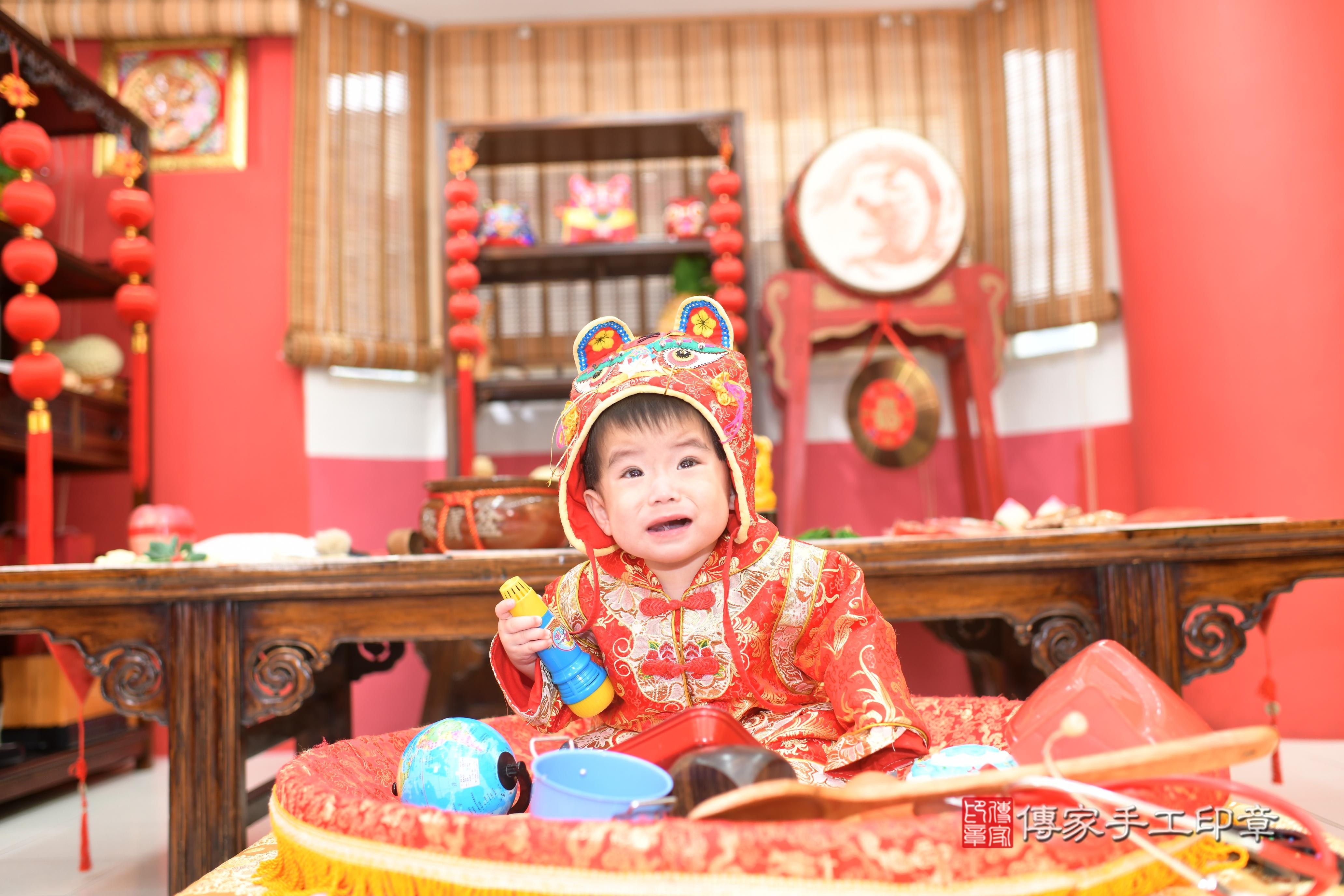 傳家手工印章高雄店、抓周、度脺、中國風會場、傳家嬰兒古禮、吉祥話、抓周道具物品24種、拍照。抓周證書。寶寶抓周、滿周歲、生日快樂、祝福