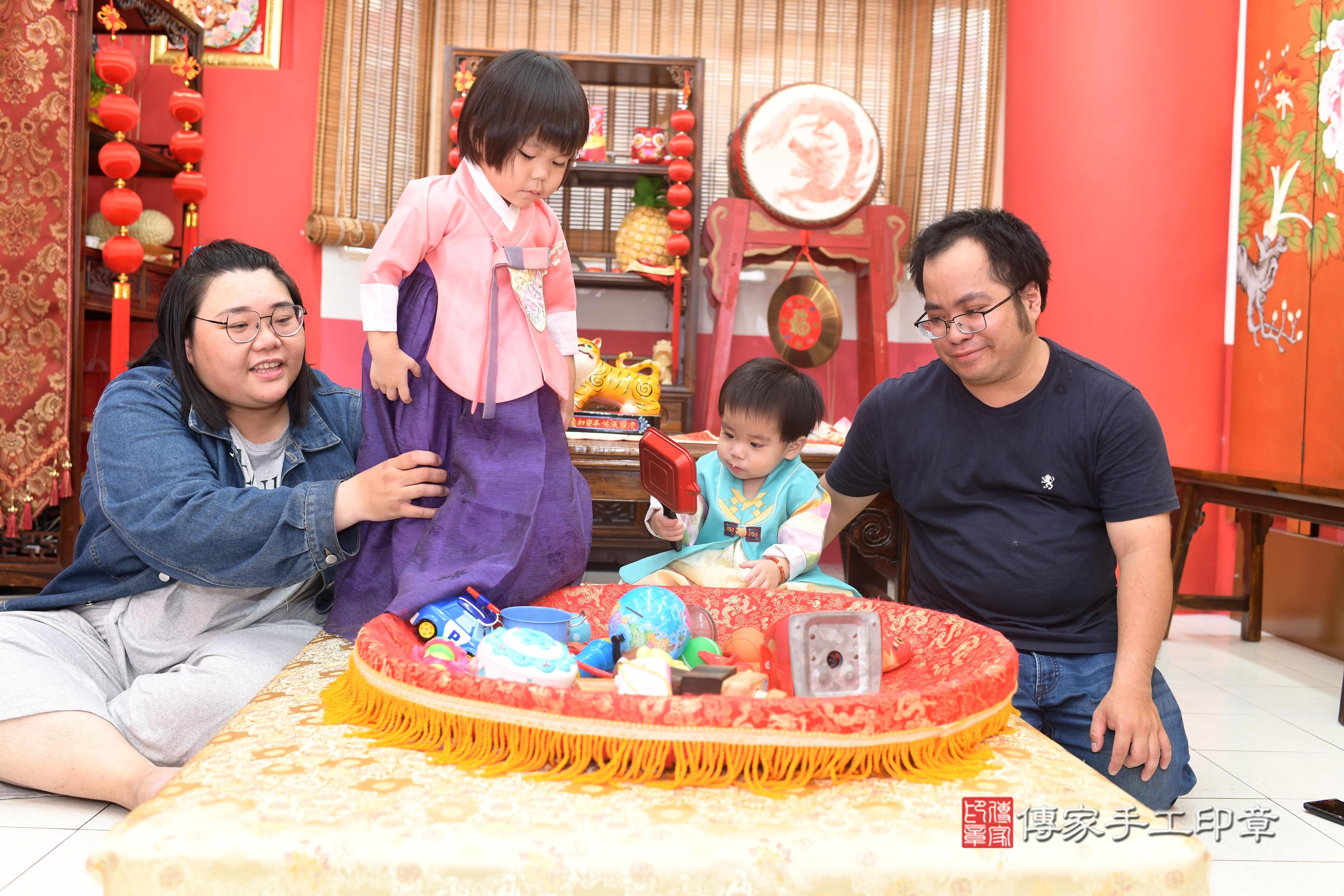 傳家手工印章高雄店、抓周、度脺、中國風會場、傳家嬰兒古禮、吉祥話、抓周道具物品24種、拍照。抓周證書。寶寶抓周、滿周歲、生日快樂、祝福