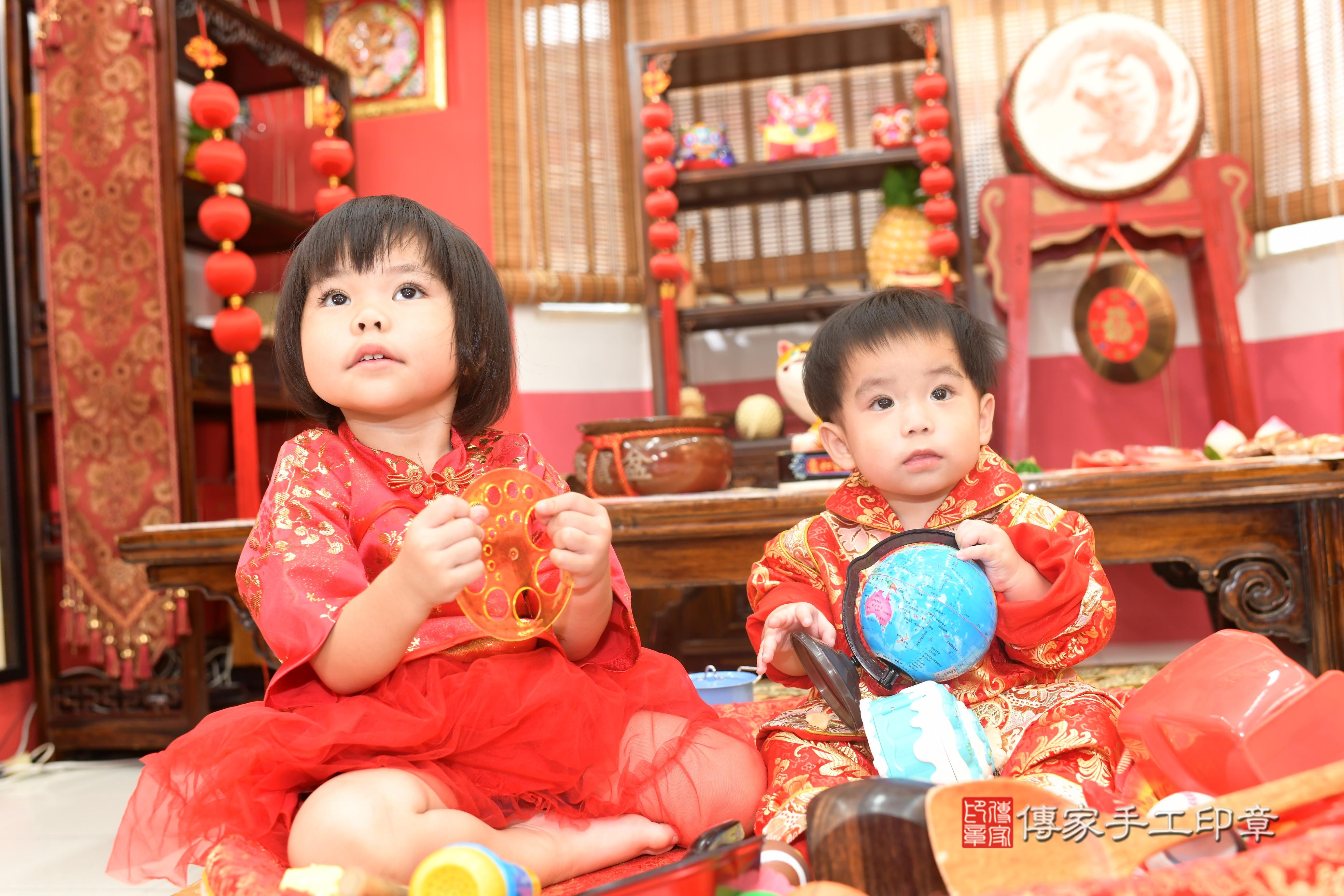 傳家手工印章高雄店、抓周、度脺、中國風會場、傳家嬰兒古禮、吉祥話、抓周道具物品24種、拍照。抓周證書。寶寶抓周、滿周歲、生日快樂、祝福