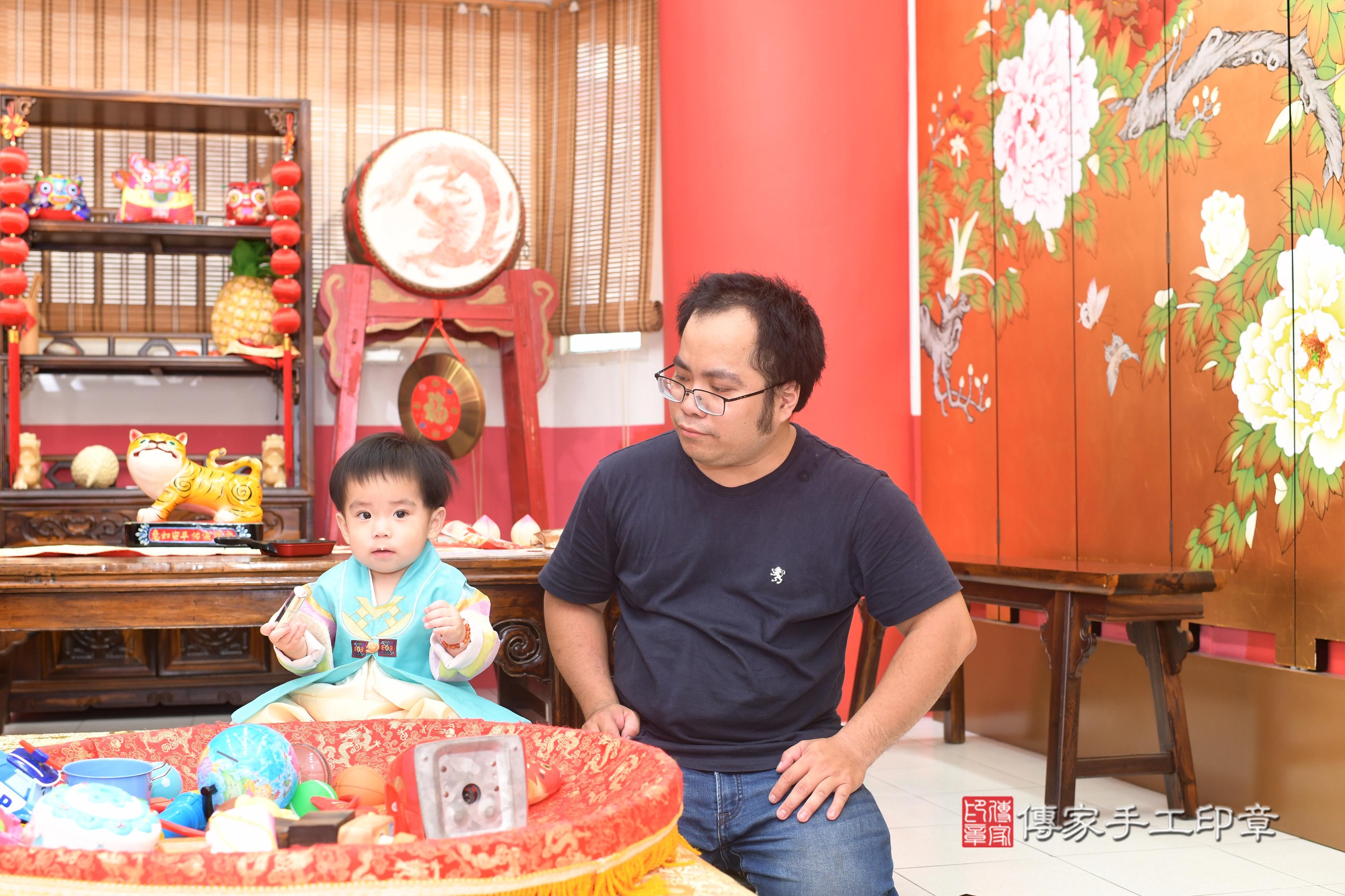 傳家手工印章高雄店、抓周、度脺、中國風會場、傳家嬰兒古禮、吉祥話、抓周道具物品24種、拍照。抓周證書。寶寶抓周、滿周歲、生日快樂、祝福