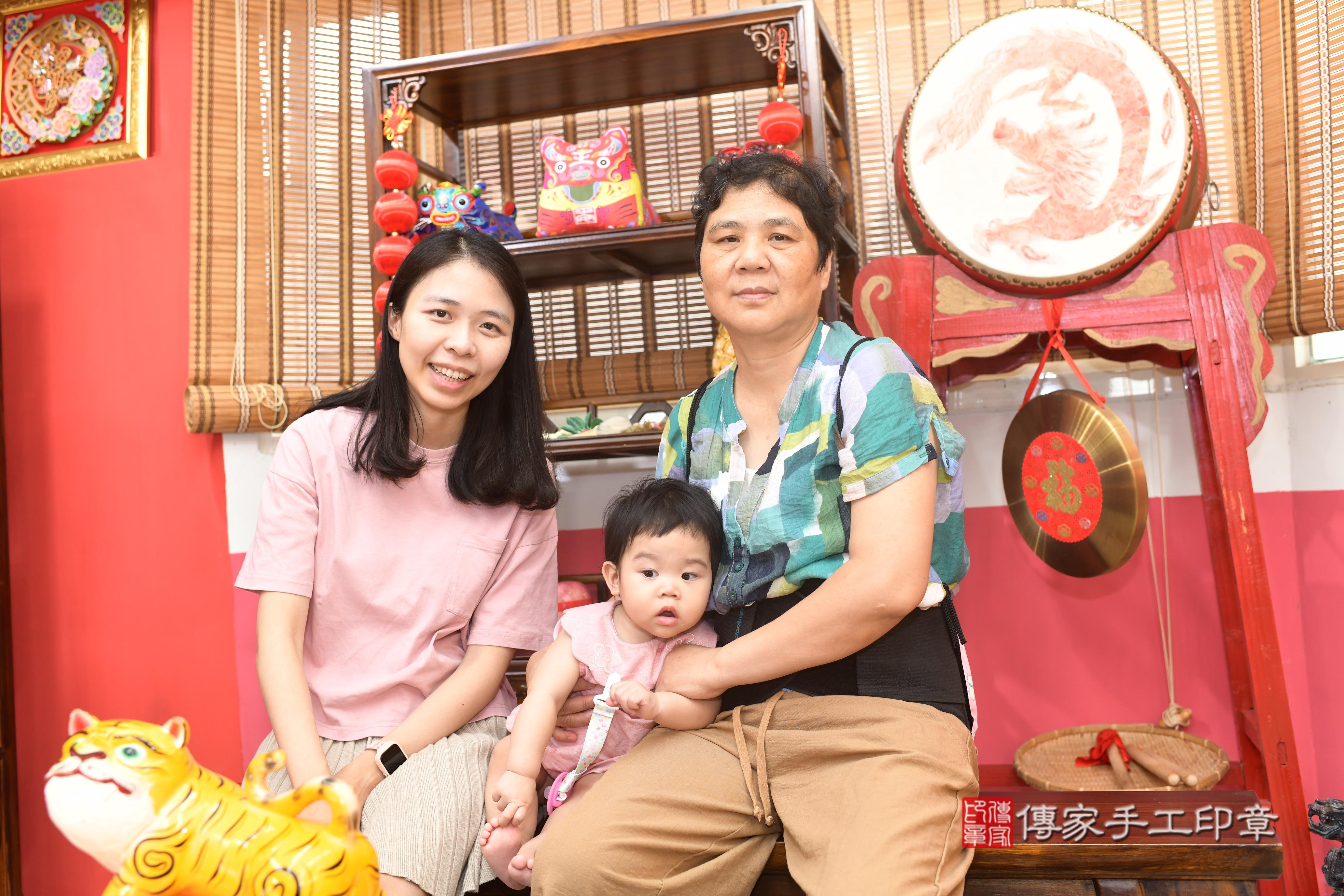 傳家手工印章高雄店、抓周、度脺、中國風會場、傳家嬰兒古禮、吉祥話、抓周道具物品24種、拍照。抓周證書。寶寶抓周、滿周歲、生日快樂、祝福
