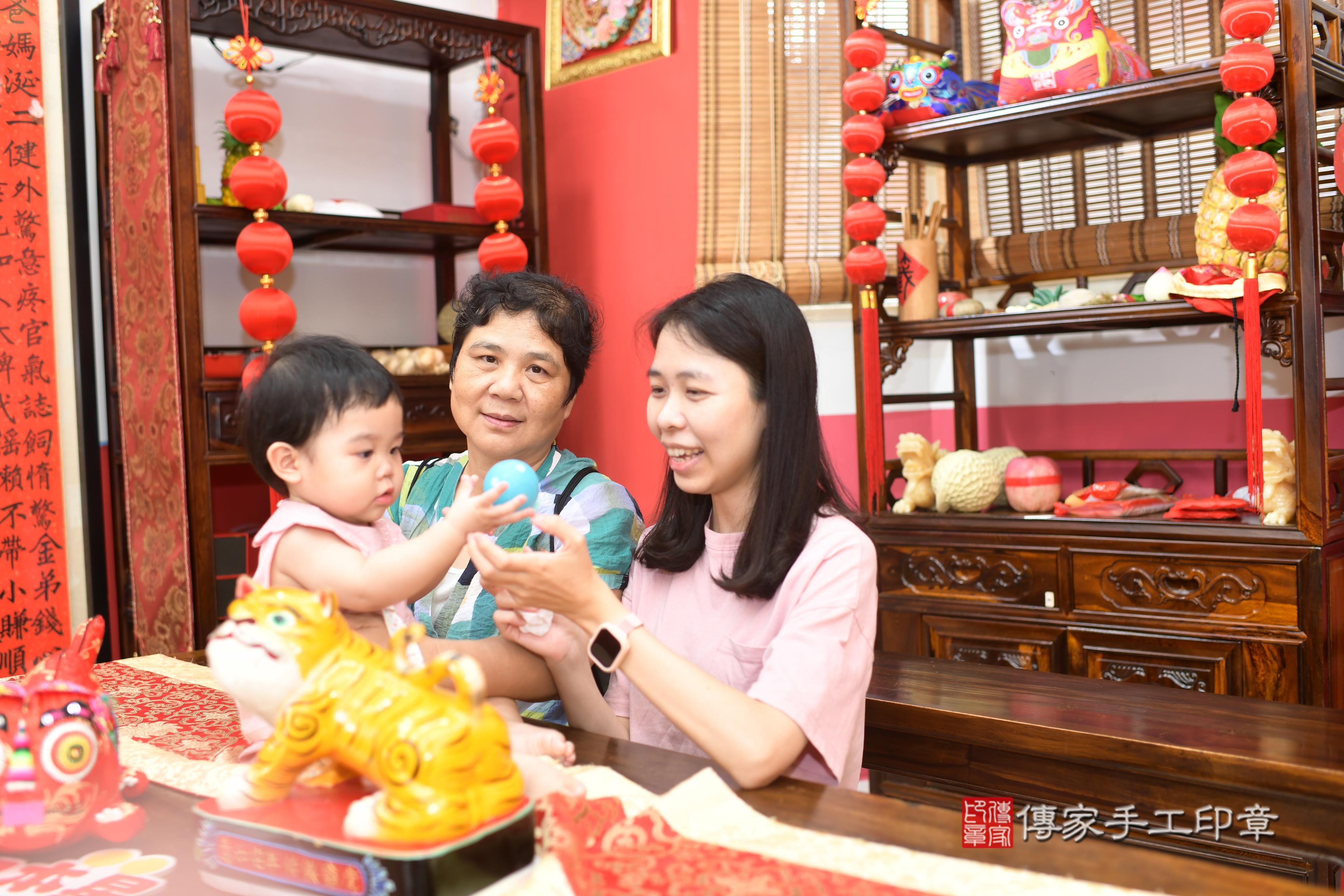 傳家手工印章高雄店、抓周、度脺、中國風會場、傳家嬰兒古禮、吉祥話、抓周道具物品24種、拍照。抓周證書。寶寶抓周、滿周歲、生日快樂、祝福