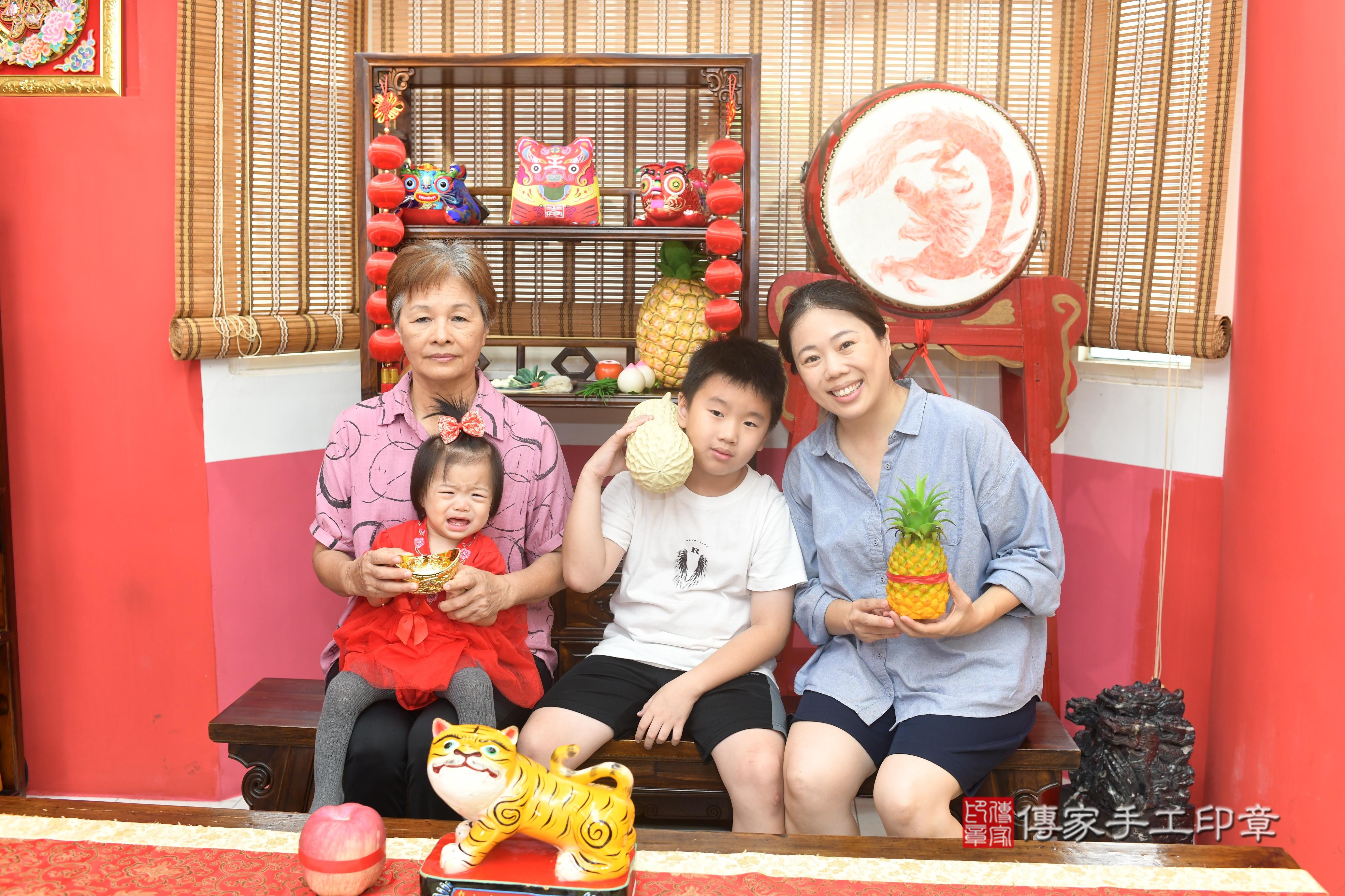 傳家手工印章高雄店、抓周、度脺、中國風會場、傳家嬰兒古禮、吉祥話、抓周道具物品24種、拍照。抓周證書。寶寶抓周、滿周歲、生日快樂、祝福