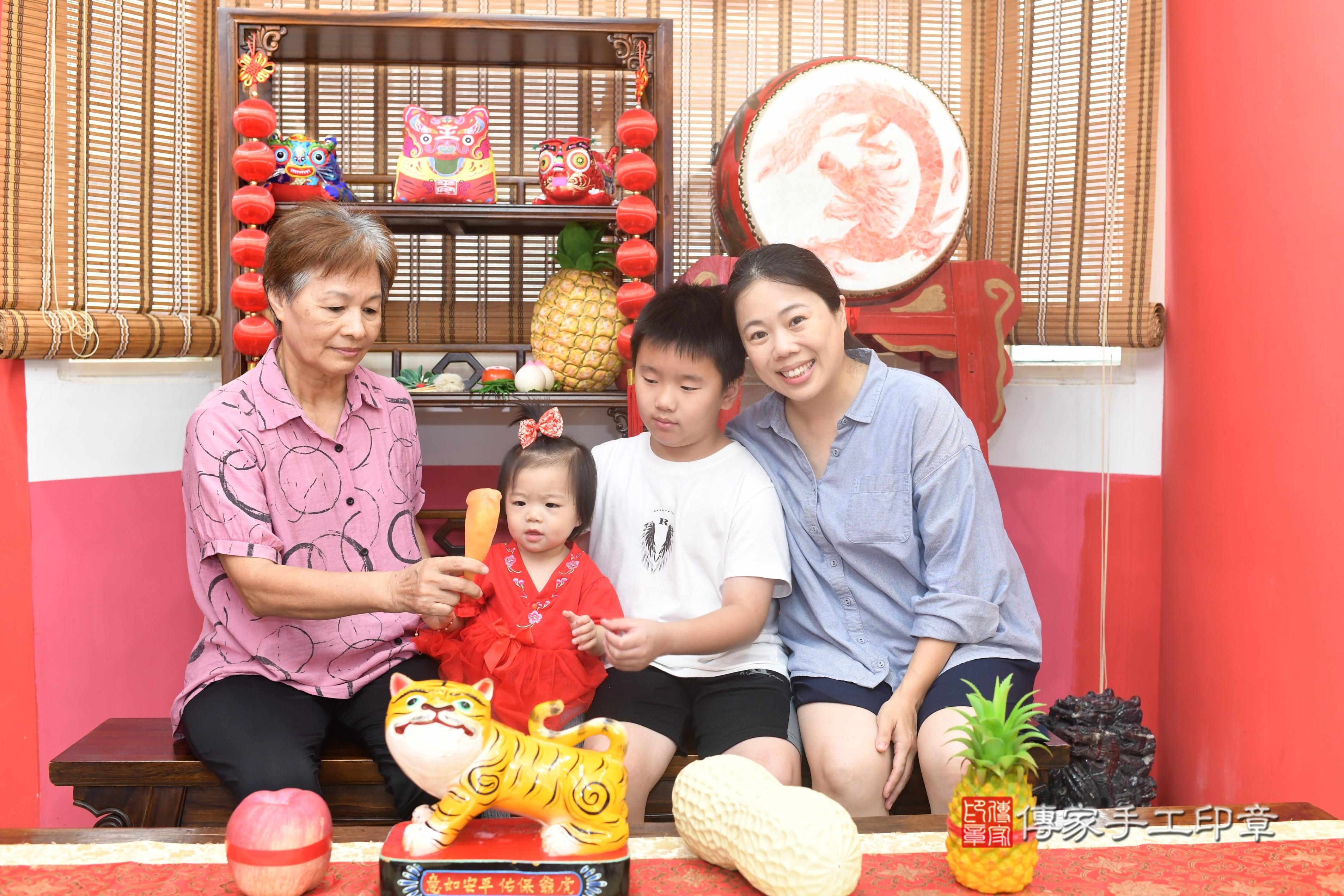 傳家手工印章高雄店、抓周、度脺、中國風會場、傳家嬰兒古禮、吉祥話、抓周道具物品24種、拍照。抓周證書。寶寶抓周、滿周歲、生日快樂、祝福