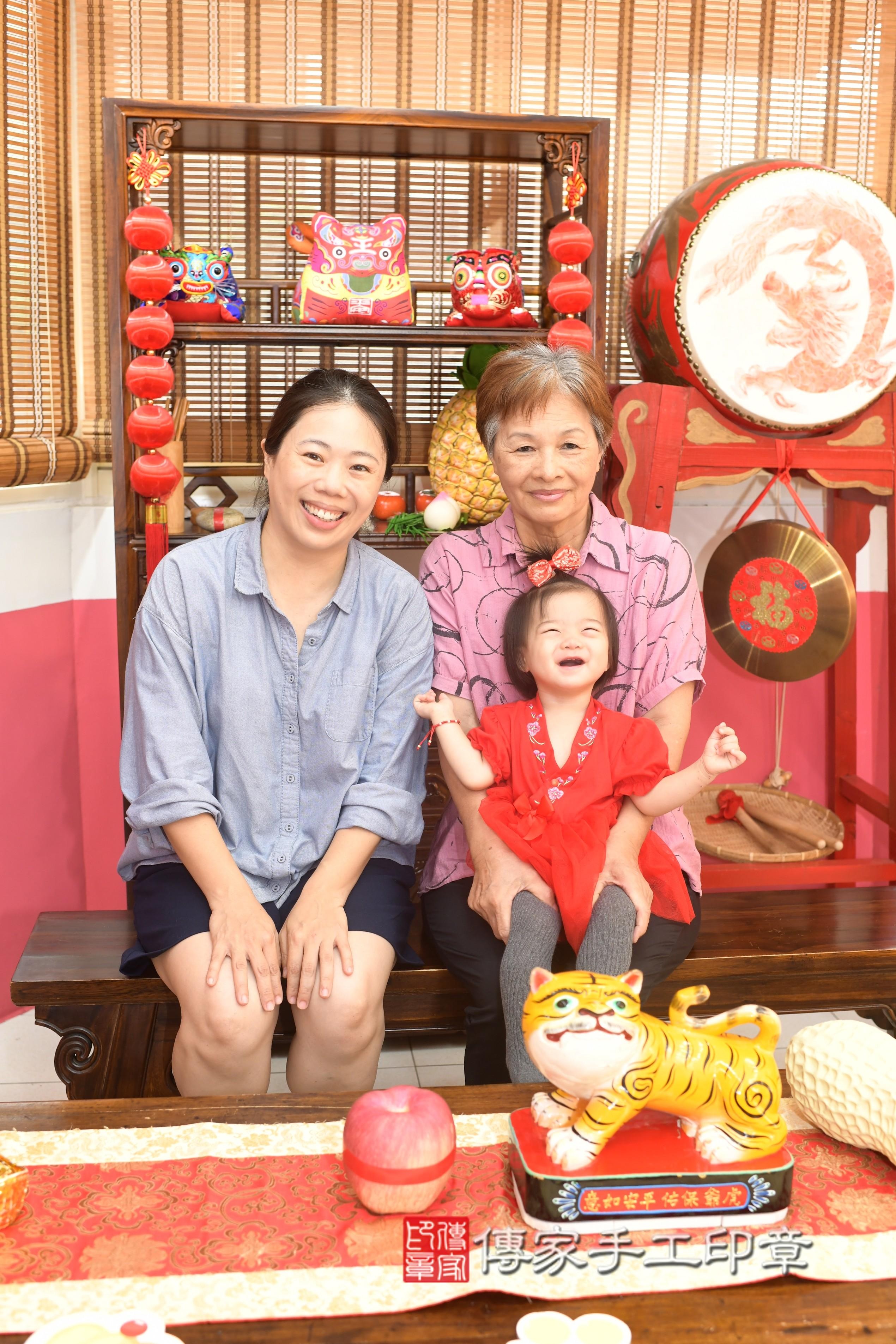 傳家手工印章高雄店、抓周、度脺、中國風會場、傳家嬰兒古禮、吉祥話、抓周道具物品24種、拍照。抓周證書。寶寶抓周、滿周歲、生日快樂、祝福