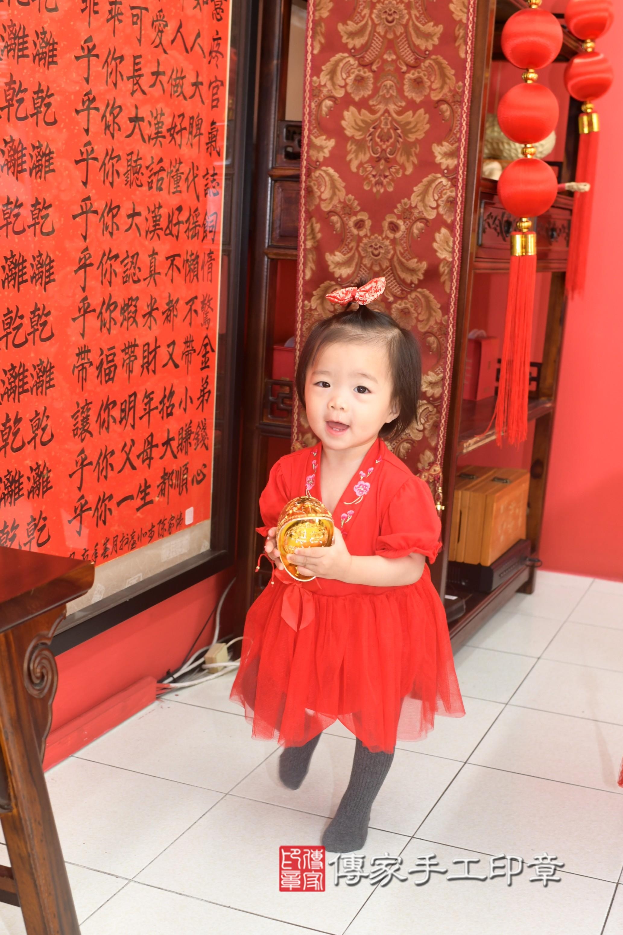 傳家手工印章高雄店、抓周、度脺、中國風會場、傳家嬰兒古禮、吉祥話、抓周道具物品24種、拍照。抓周證書。寶寶抓周、滿周歲、生日快樂、祝福