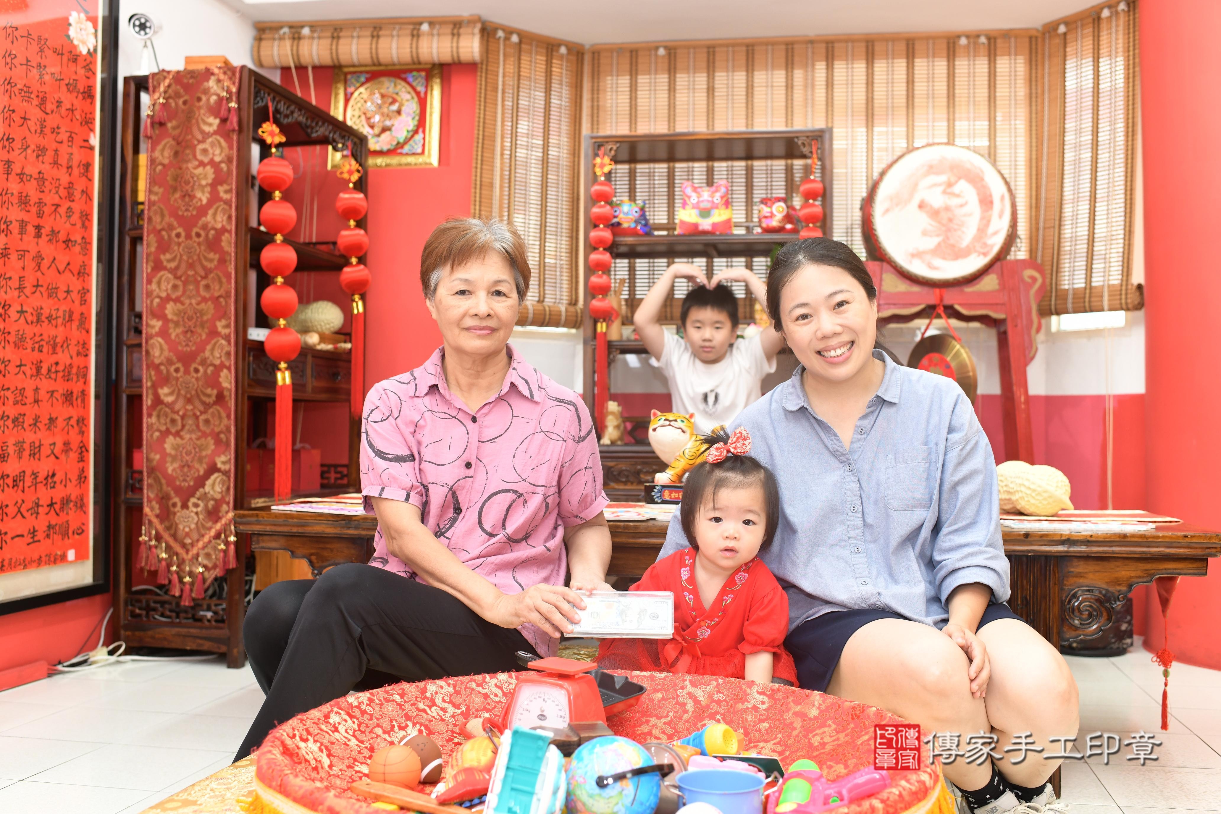 傳家手工印章高雄店、抓周、度脺、中國風會場、傳家嬰兒古禮、吉祥話、抓周道具物品24種、拍照。抓周證書。寶寶抓周、滿周歲、生日快樂、祝福