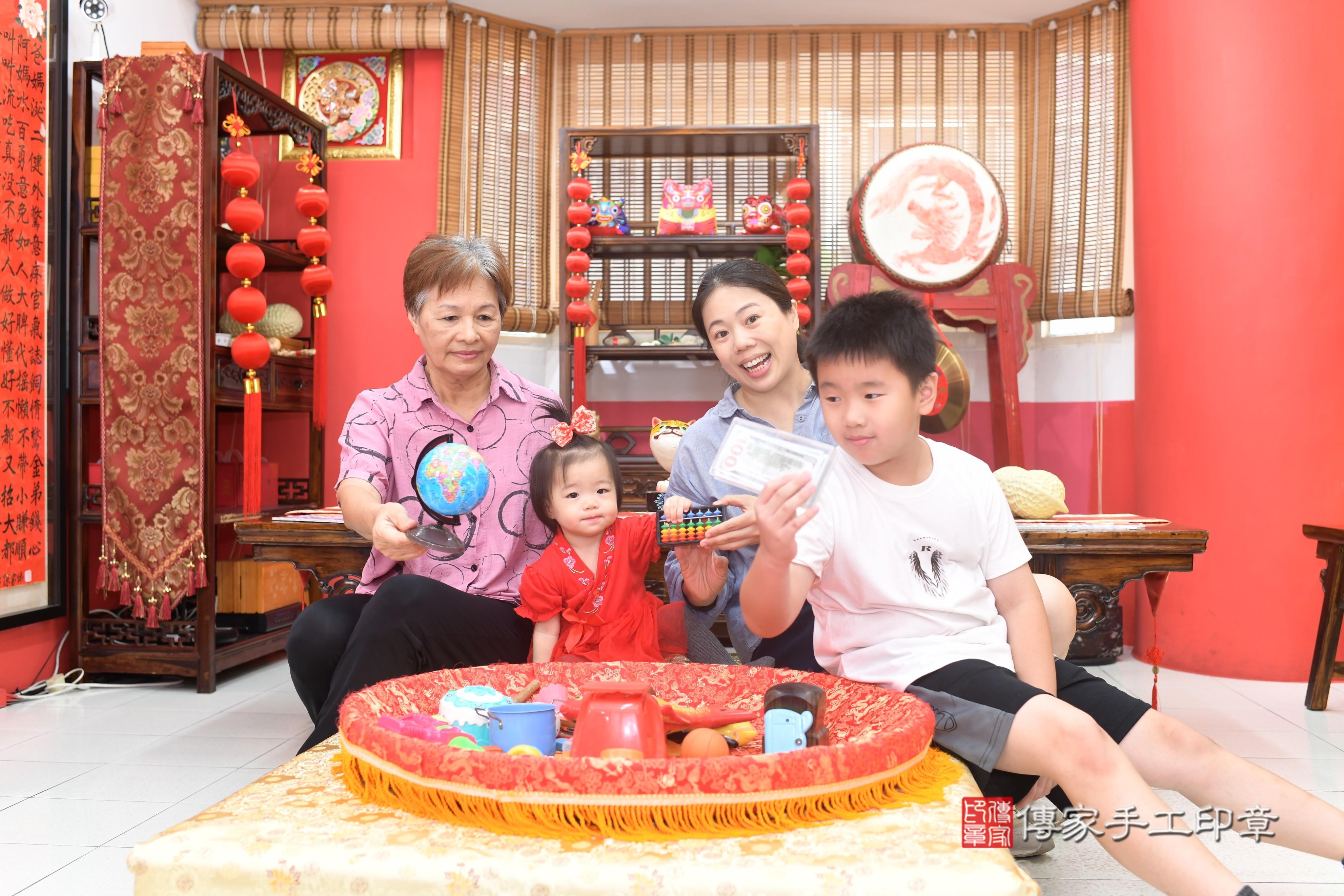 傳家手工印章高雄店、抓周、度脺、中國風會場、傳家嬰兒古禮、吉祥話、抓周道具物品24種、拍照。抓周證書。寶寶抓周、滿周歲、生日快樂、祝福
