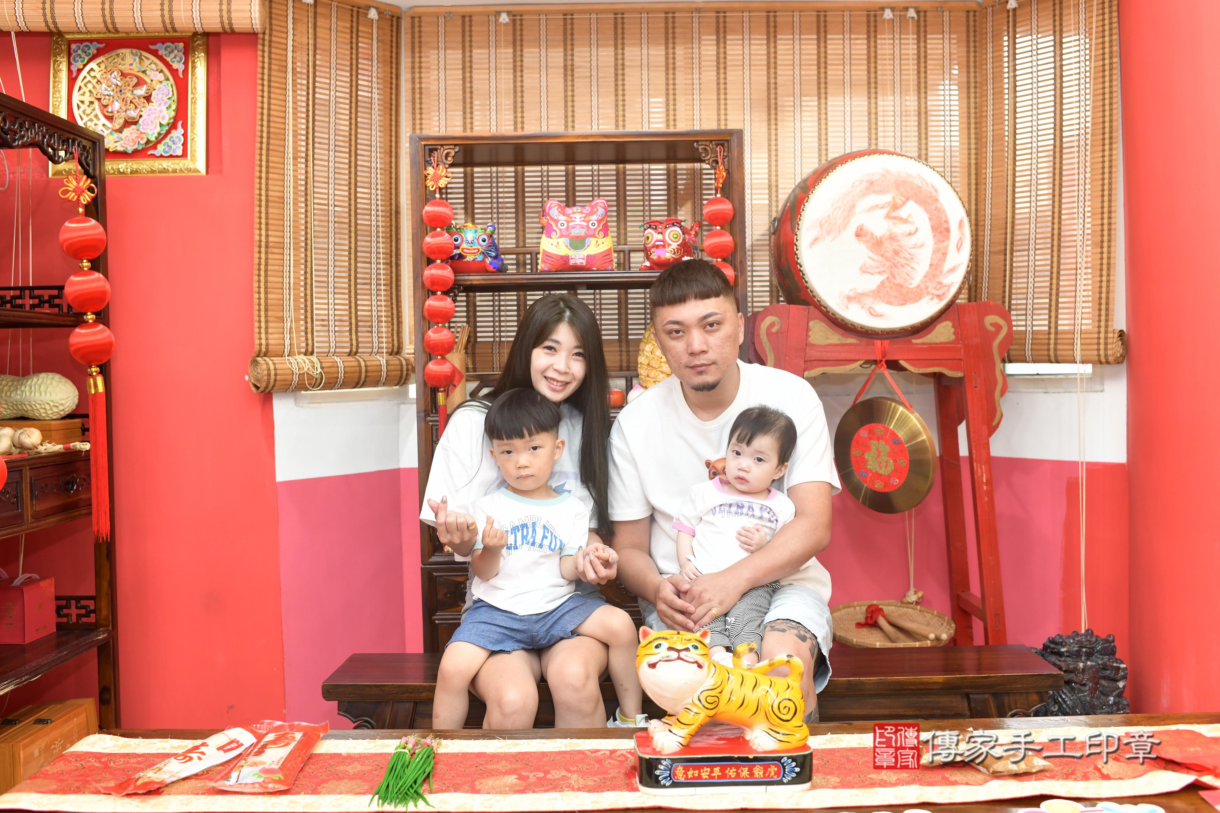 傳家手工印章高雄店、抓周、度脺、中國風會場、傳家嬰兒古禮、吉祥話、抓周道具物品24種、拍照。抓周證書。寶寶抓周、滿周歲、生日快樂、祝福
