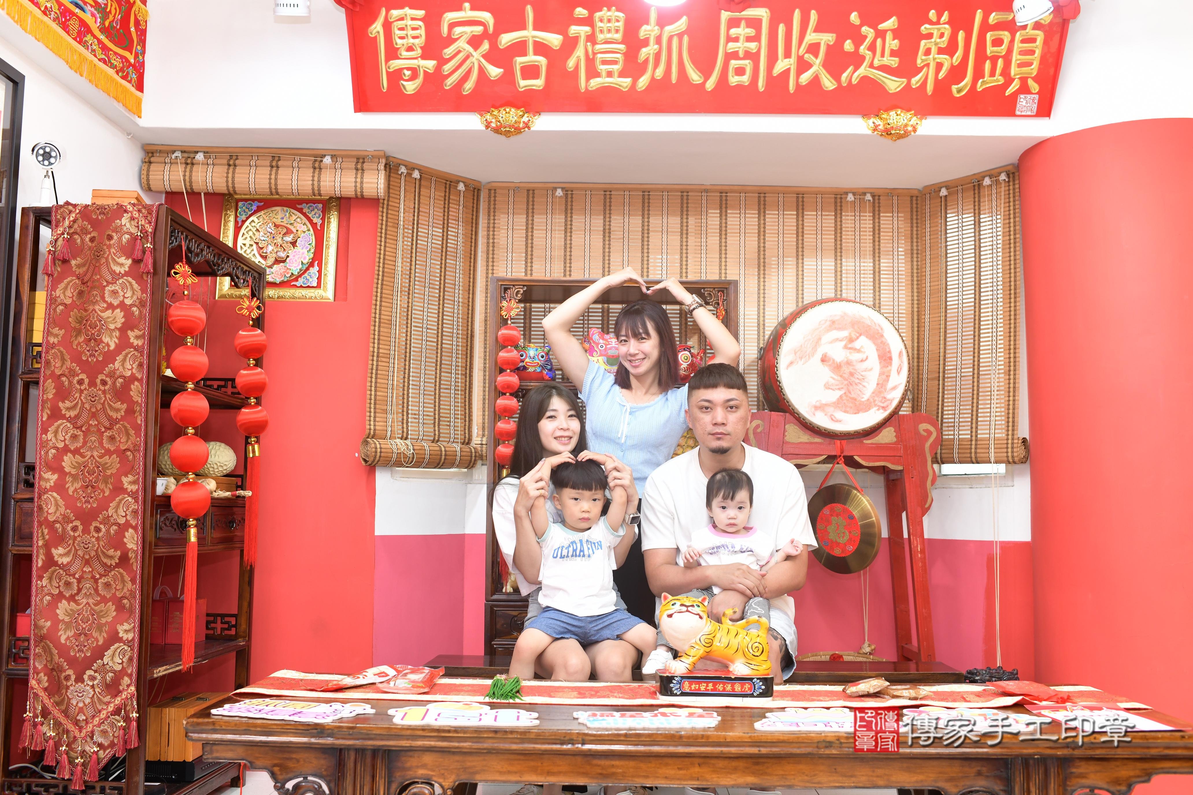 傳家手工印章高雄店、抓周、度脺、中國風會場、傳家嬰兒古禮、吉祥話、抓周道具物品24種、拍照。抓周證書。寶寶抓周、滿周歲、生日快樂、祝福