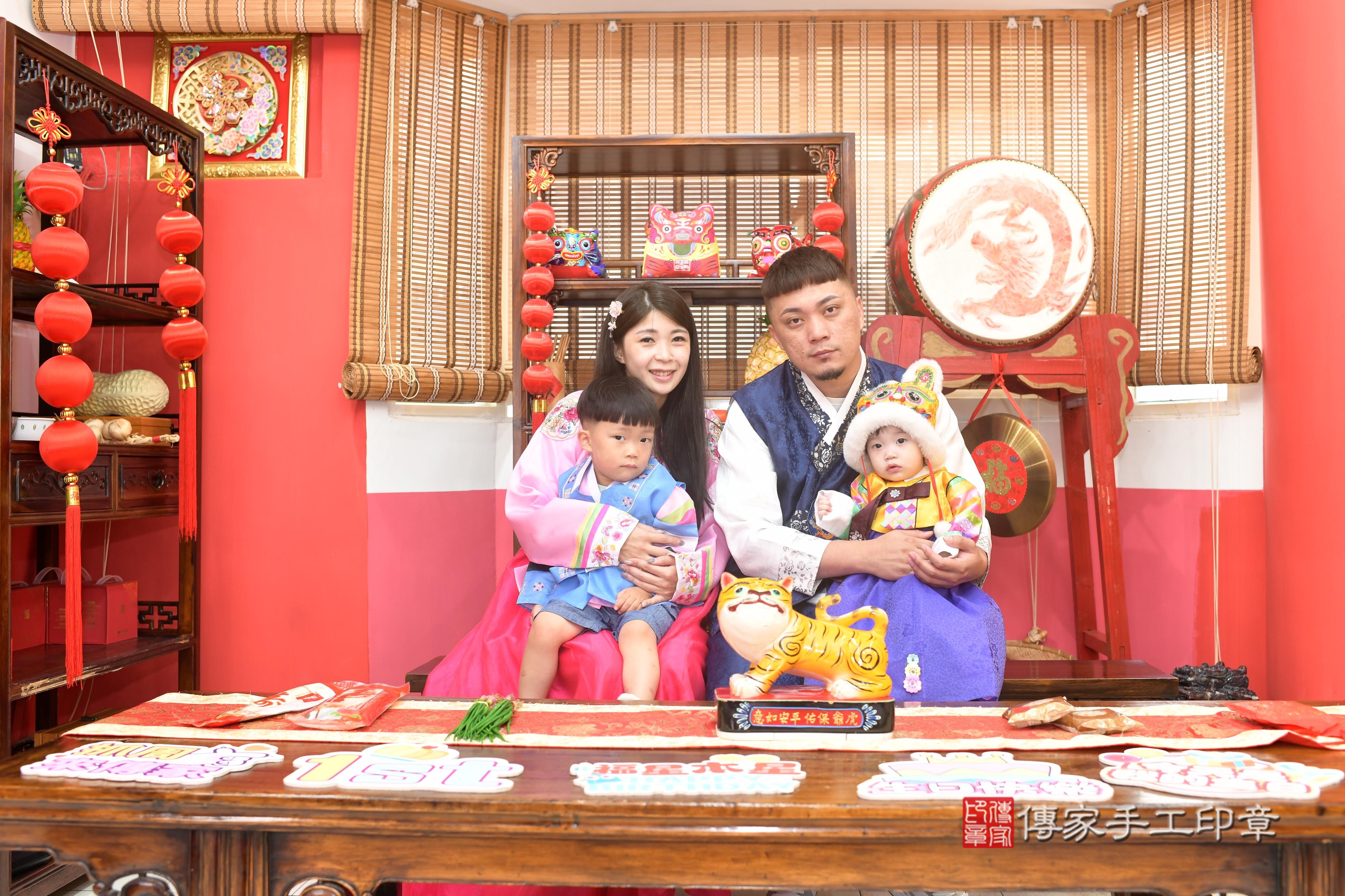 傳家手工印章高雄店、抓周、度脺、中國風會場、傳家嬰兒古禮、吉祥話、抓周道具物品24種、拍照。抓周證書。寶寶抓周、滿周歲、生日快樂、祝福