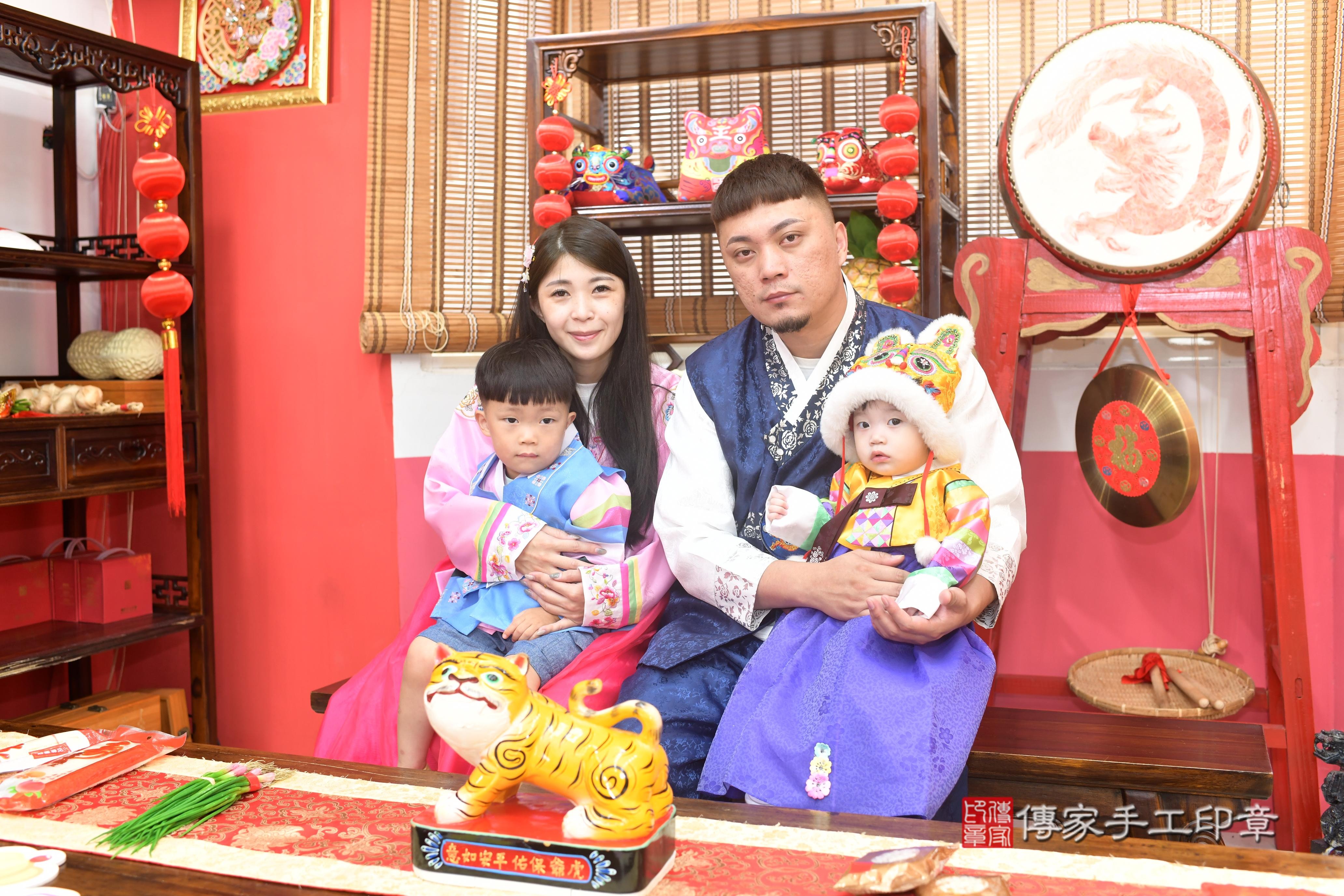 傳家手工印章高雄店、抓周、度脺、中國風會場、傳家嬰兒古禮、吉祥話、抓周道具物品24種、拍照。抓周證書。寶寶抓周、滿周歲、生日快樂、祝福