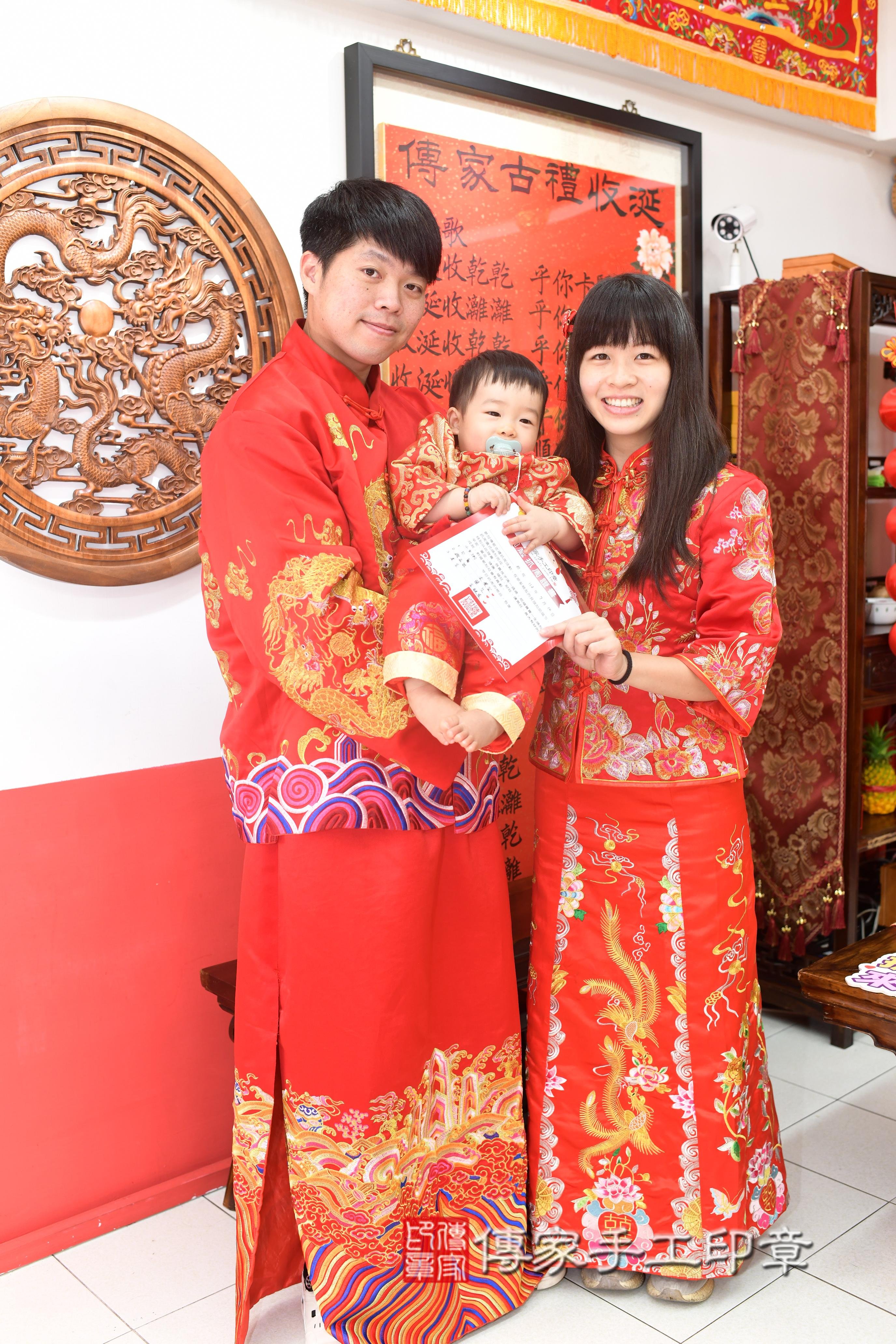 傳家手工印章高雄店、抓周、度脺、中國風會場、傳家嬰兒古禮、吉祥話、抓周道具物品24種、拍照。抓周證書。寶寶抓周、滿周歲、生日快樂、祝福