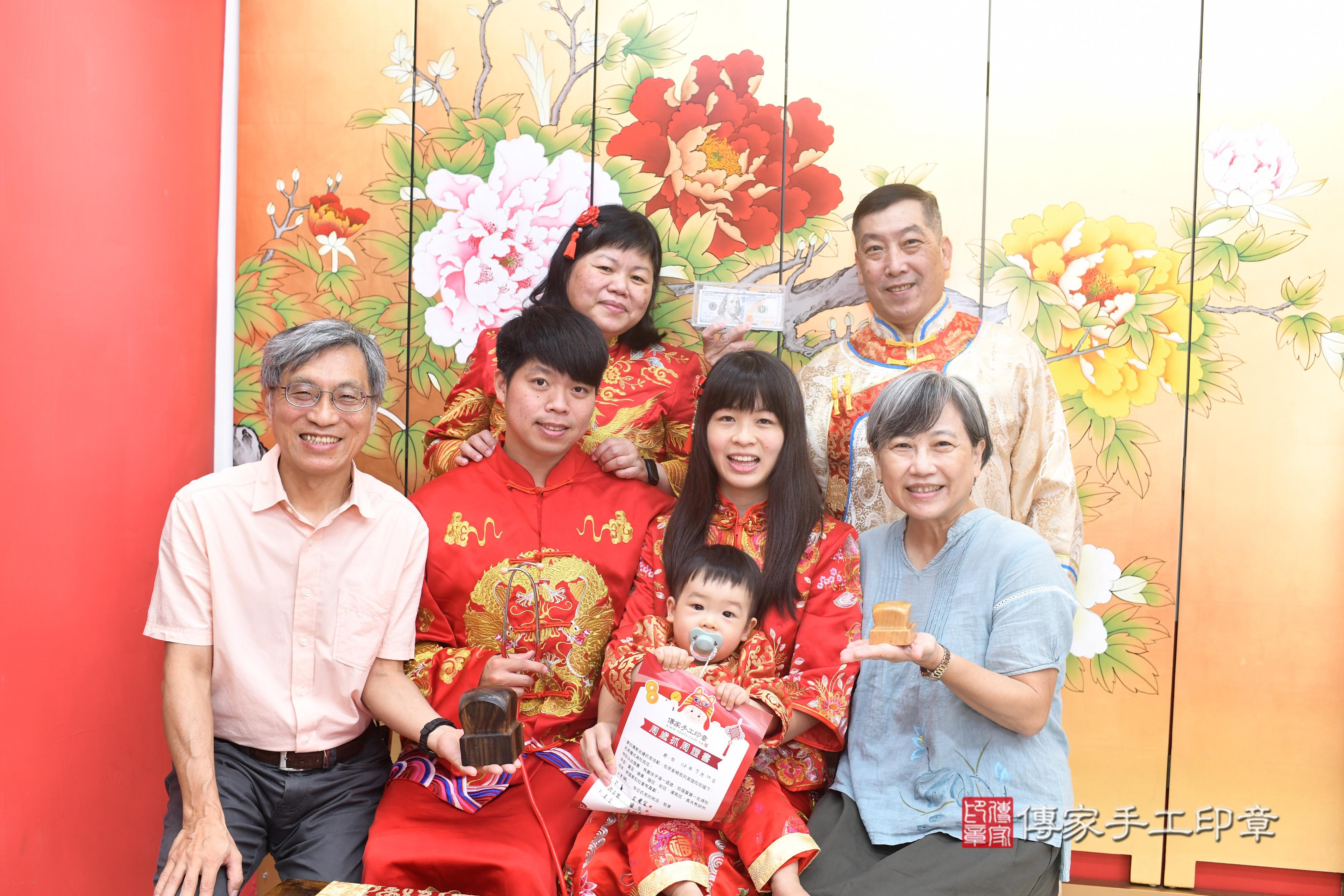 傳家手工印章高雄店、抓周、度脺、中國風會場、傳家嬰兒古禮、吉祥話、抓周道具物品24種、拍照。抓周證書。寶寶抓周、滿周歲、生日快樂、祝福
