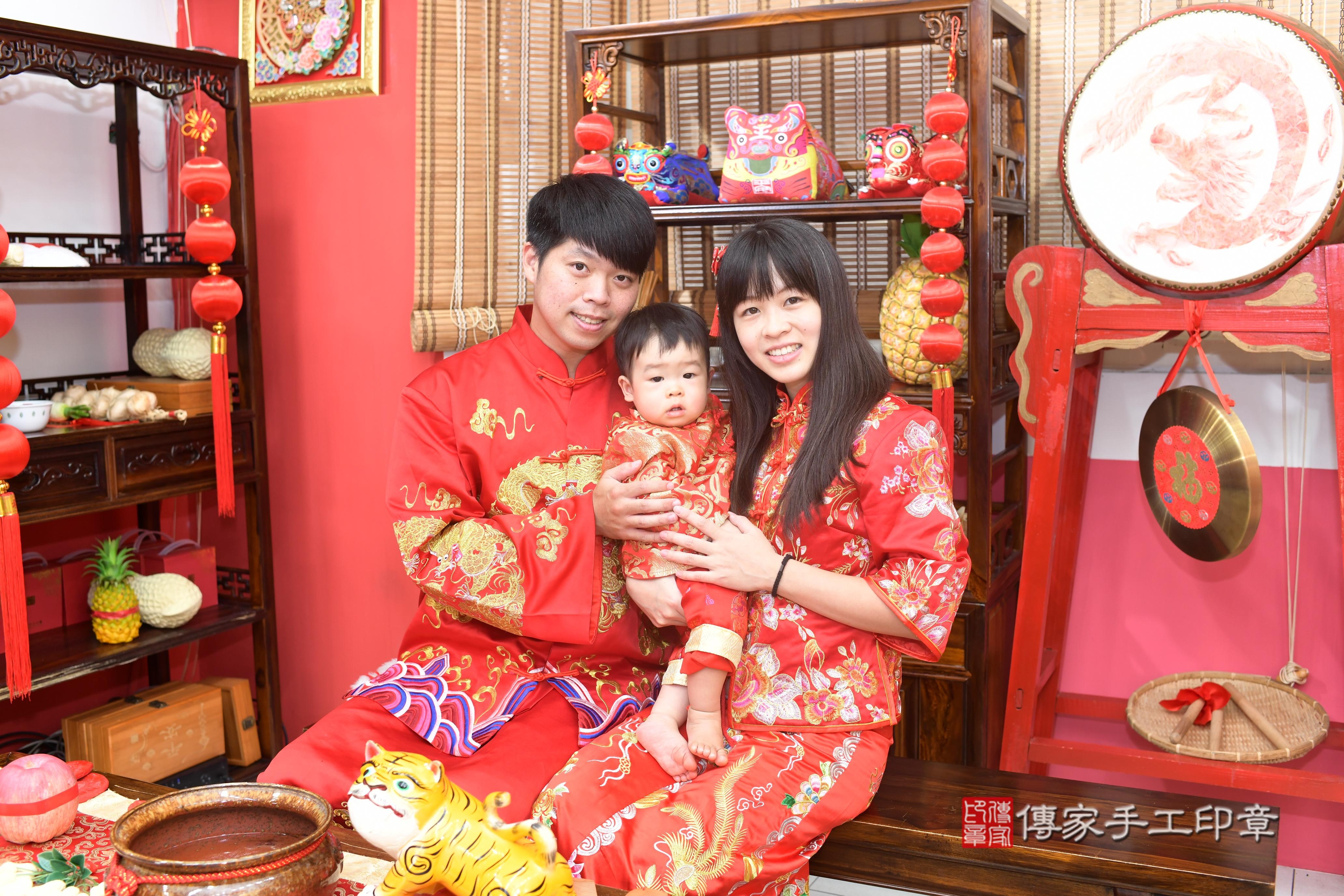 傳家手工印章高雄店、抓周、度脺、中國風會場、傳家嬰兒古禮、吉祥話、抓周道具物品24種、拍照。抓周證書。寶寶抓周、滿周歲、生日快樂、祝福