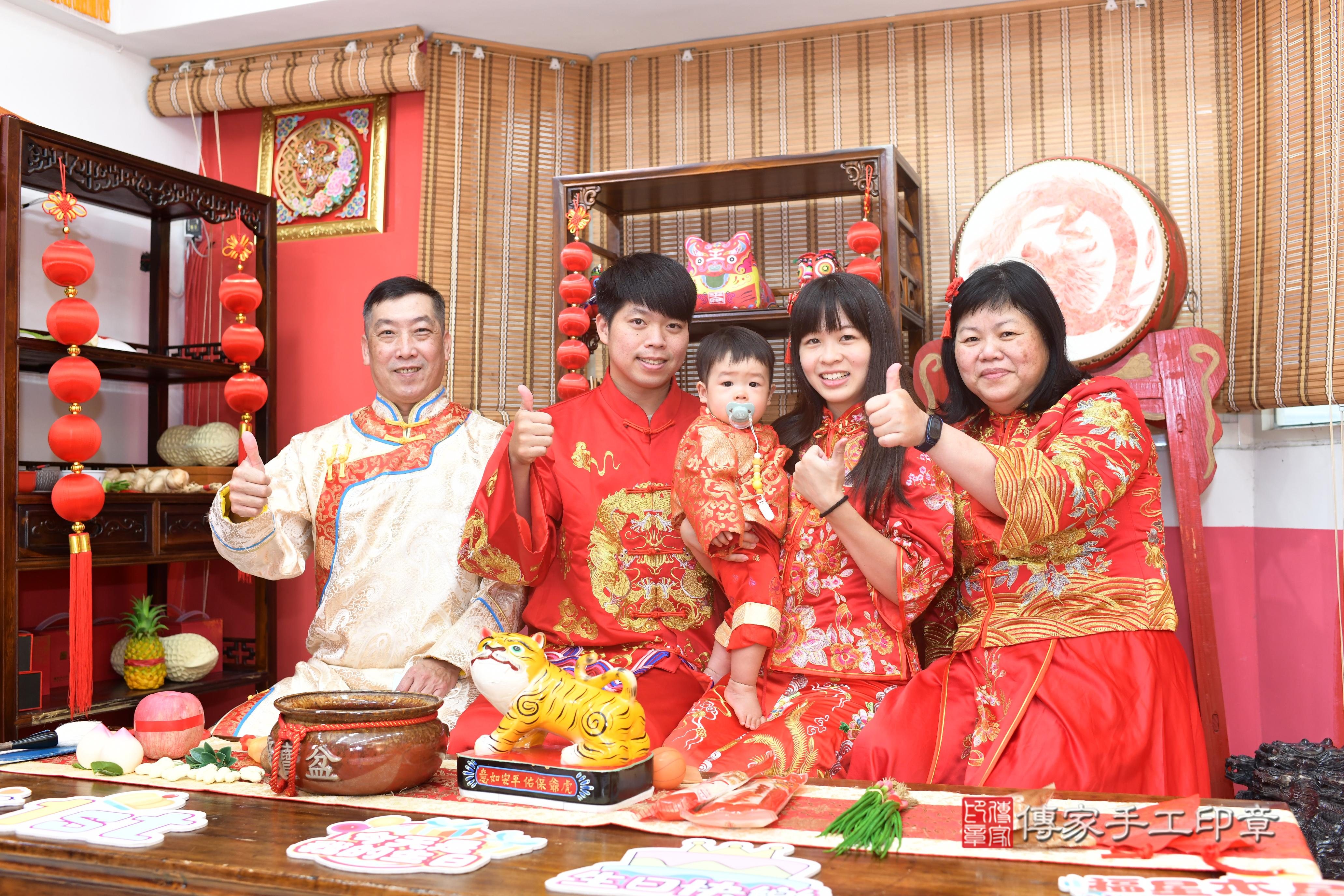 傳家手工印章高雄店、抓周、度脺、中國風會場、傳家嬰兒古禮、吉祥話、抓周道具物品24種、拍照。抓周證書。寶寶抓周、滿周歲、生日快樂、祝福