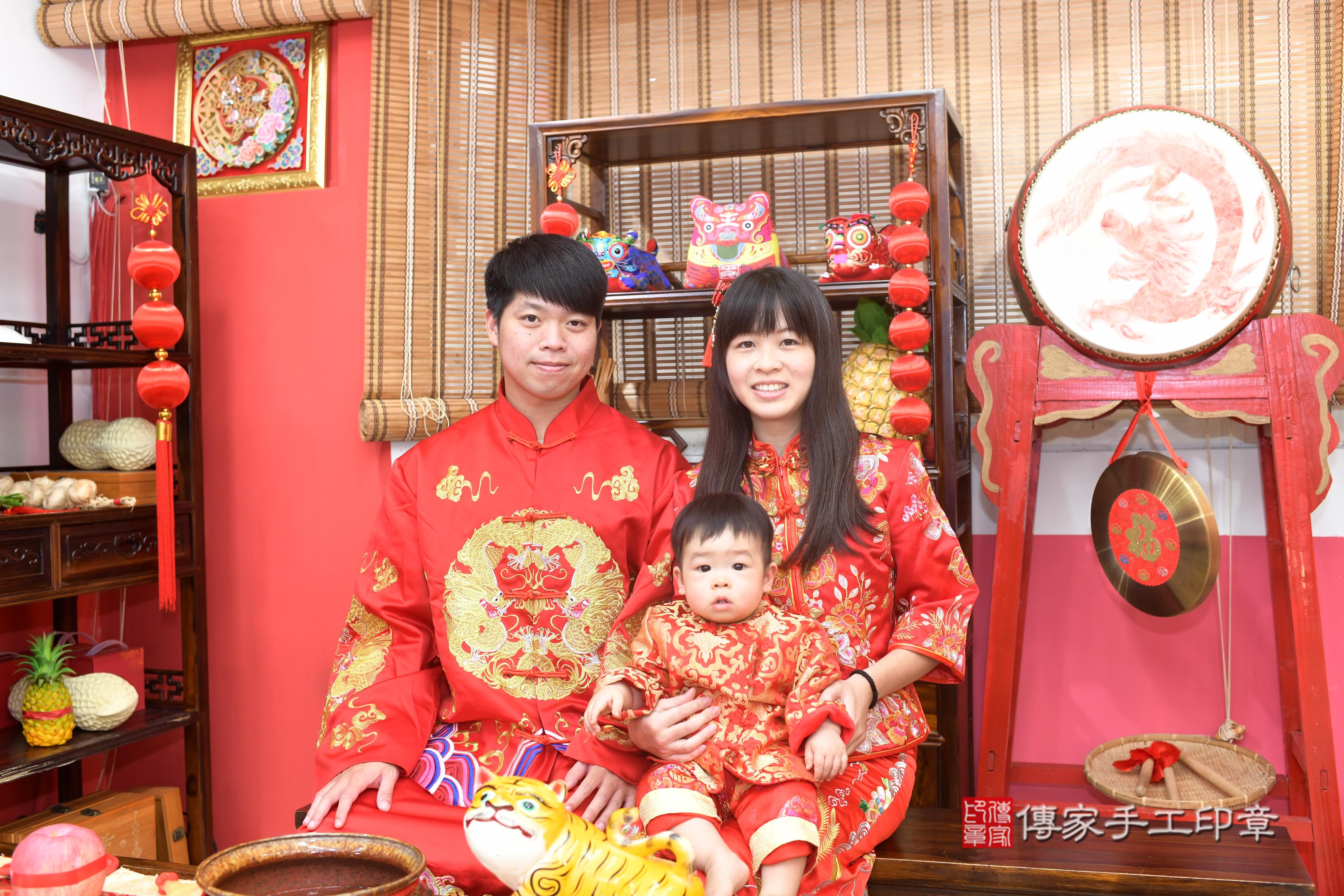 傳家手工印章高雄店、抓周、度脺、中國風會場、傳家嬰兒古禮、吉祥話、抓周道具物品24種、拍照。抓周證書。寶寶抓周、滿周歲、生日快樂、祝福