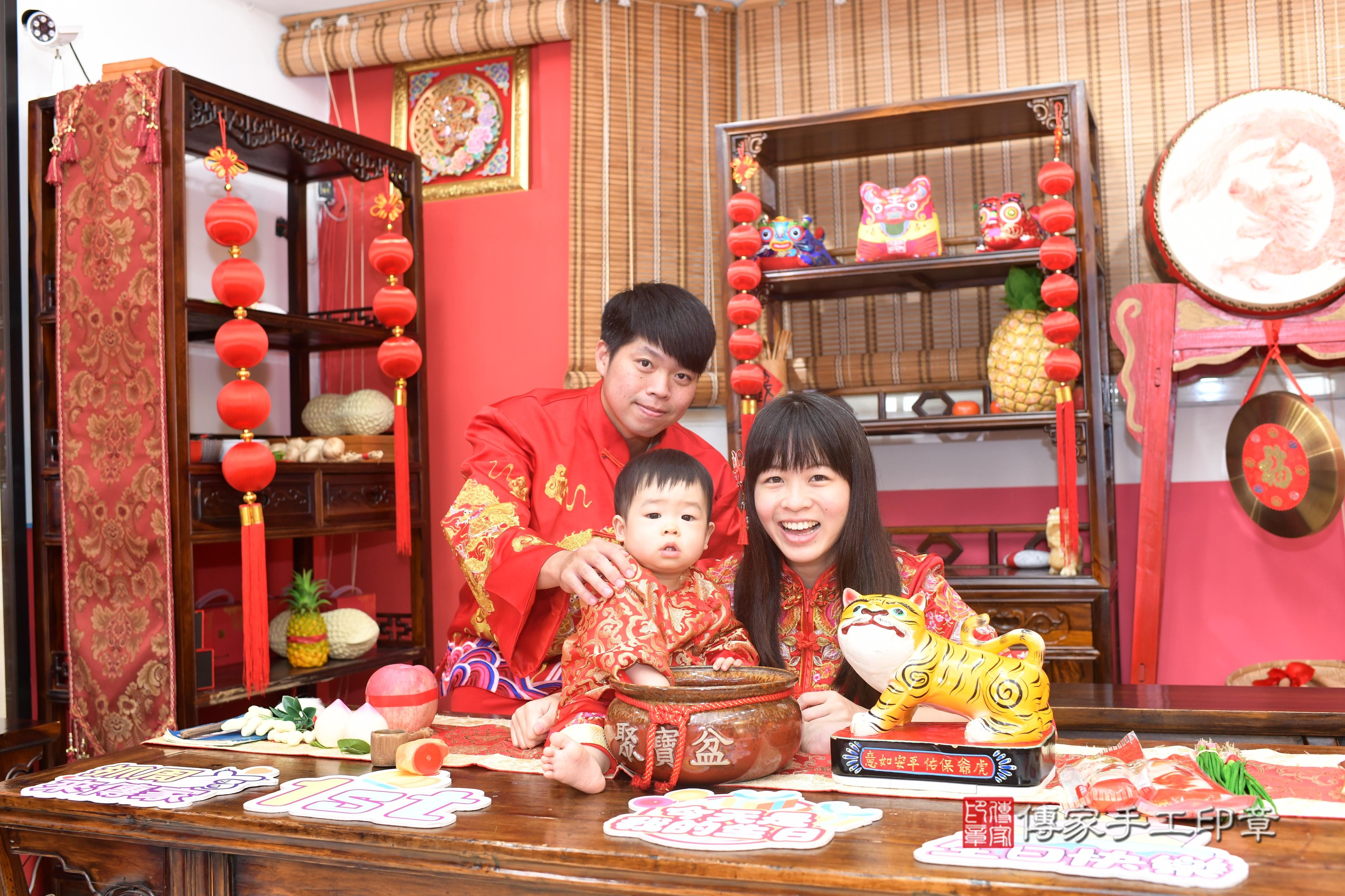 傳家手工印章高雄店、抓周、度脺、中國風會場、傳家嬰兒古禮、吉祥話、抓周道具物品24種、拍照。抓周證書。寶寶抓周、滿周歲、生日快樂、祝福