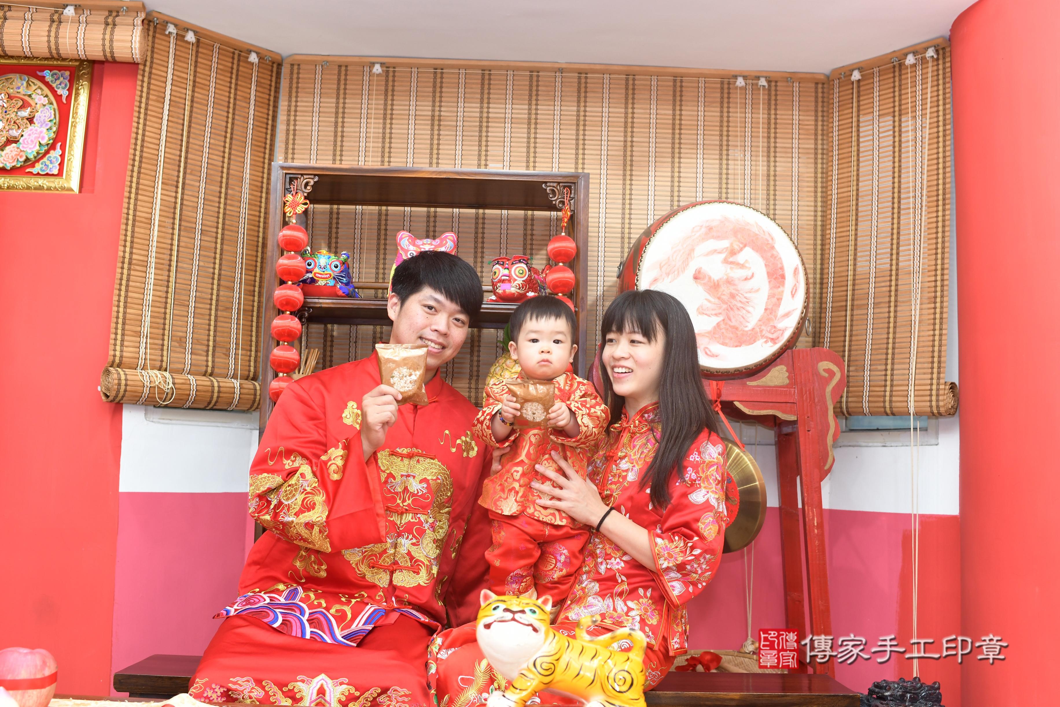 傳家手工印章高雄店、抓周、度脺、中國風會場、傳家嬰兒古禮、吉祥話、抓周道具物品24種、拍照。抓周證書。寶寶抓周、滿周歲、生日快樂、祝福