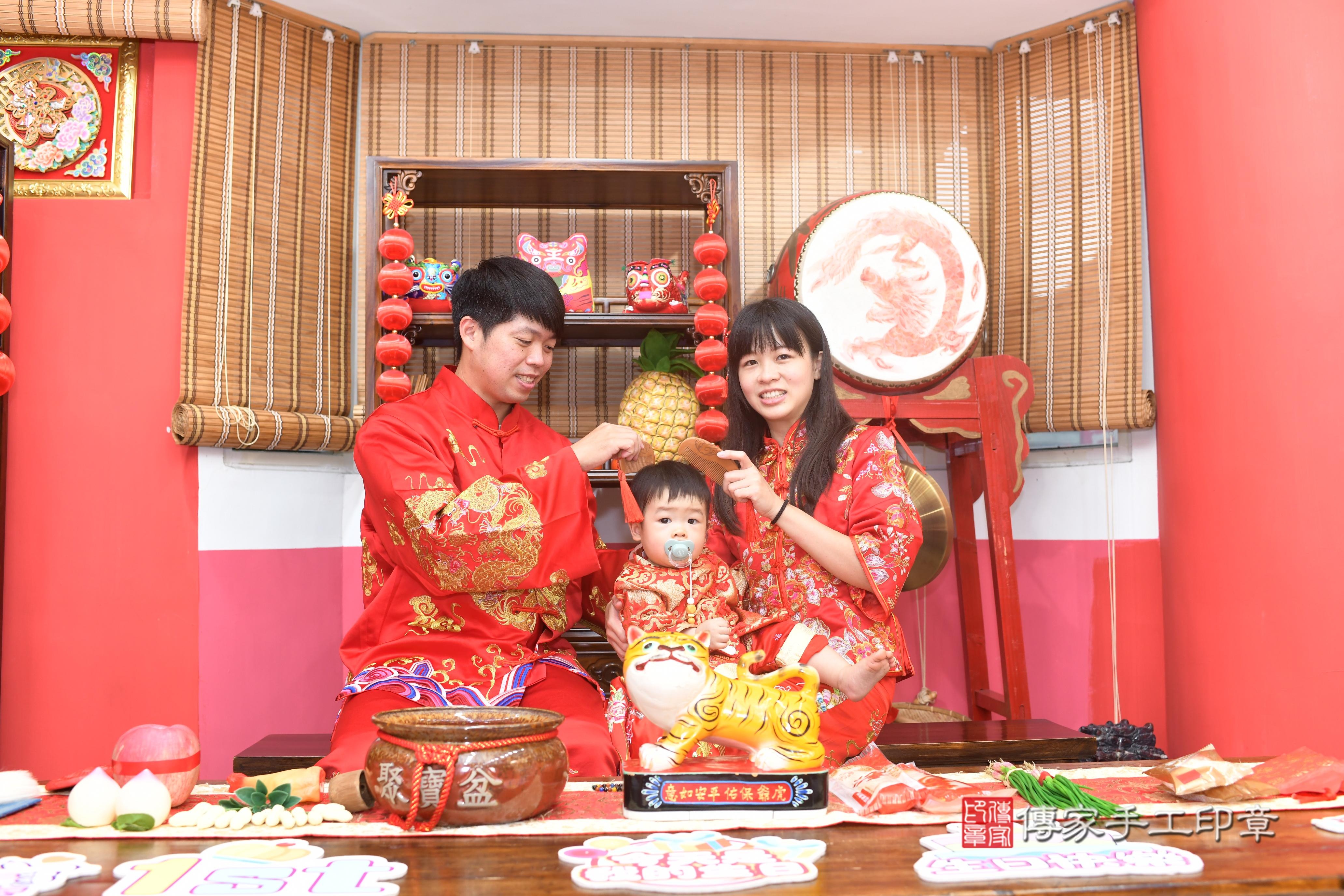 傳家手工印章高雄店、抓周、度脺、中國風會場、傳家嬰兒古禮、吉祥話、抓周道具物品24種、拍照。抓周證書。寶寶抓周、滿周歲、生日快樂、祝福