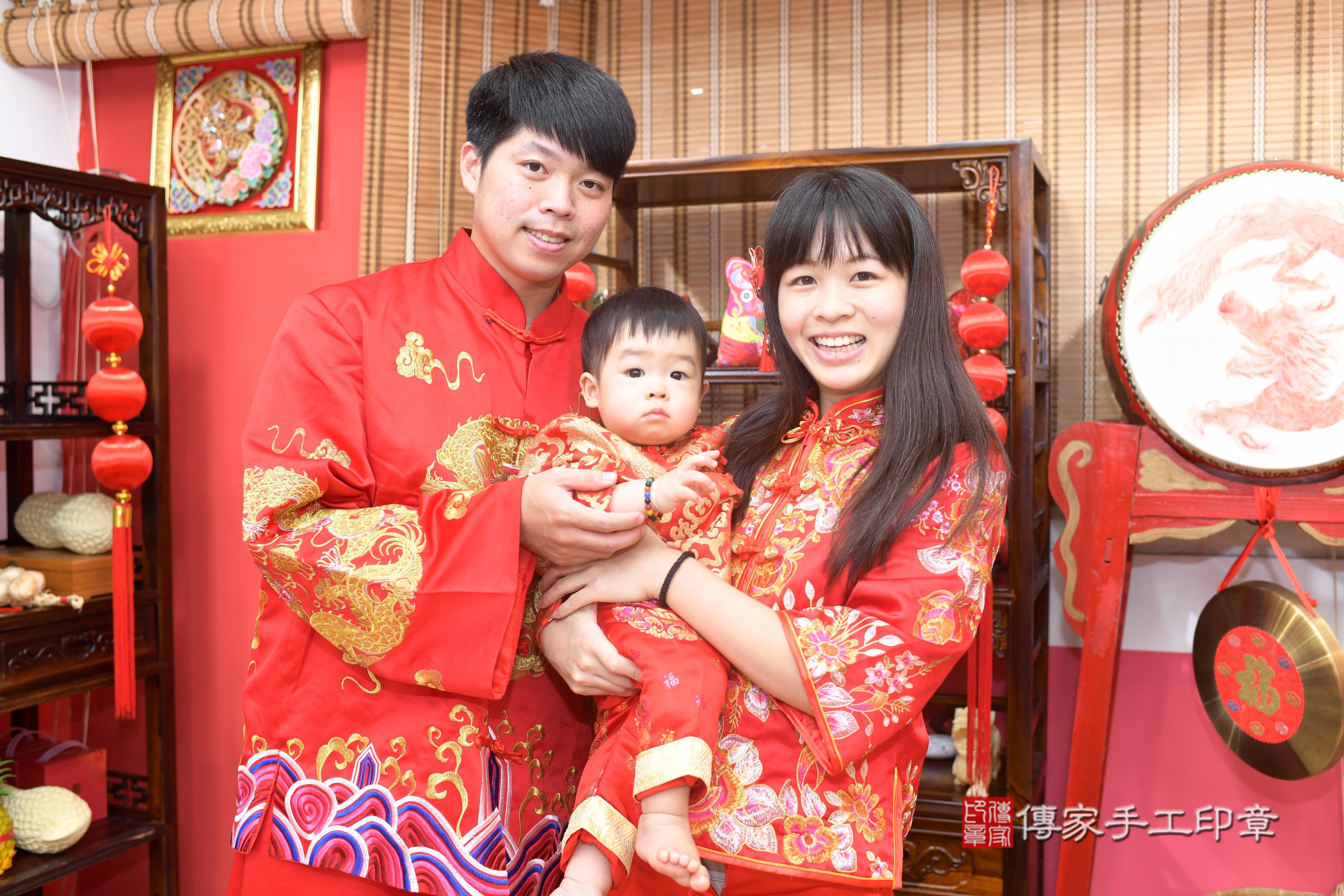 傳家手工印章高雄店、抓周、度脺、中國風會場、傳家嬰兒古禮、吉祥話、抓周道具物品24種、拍照。抓周證書。寶寶抓周、滿周歲、生日快樂、祝福