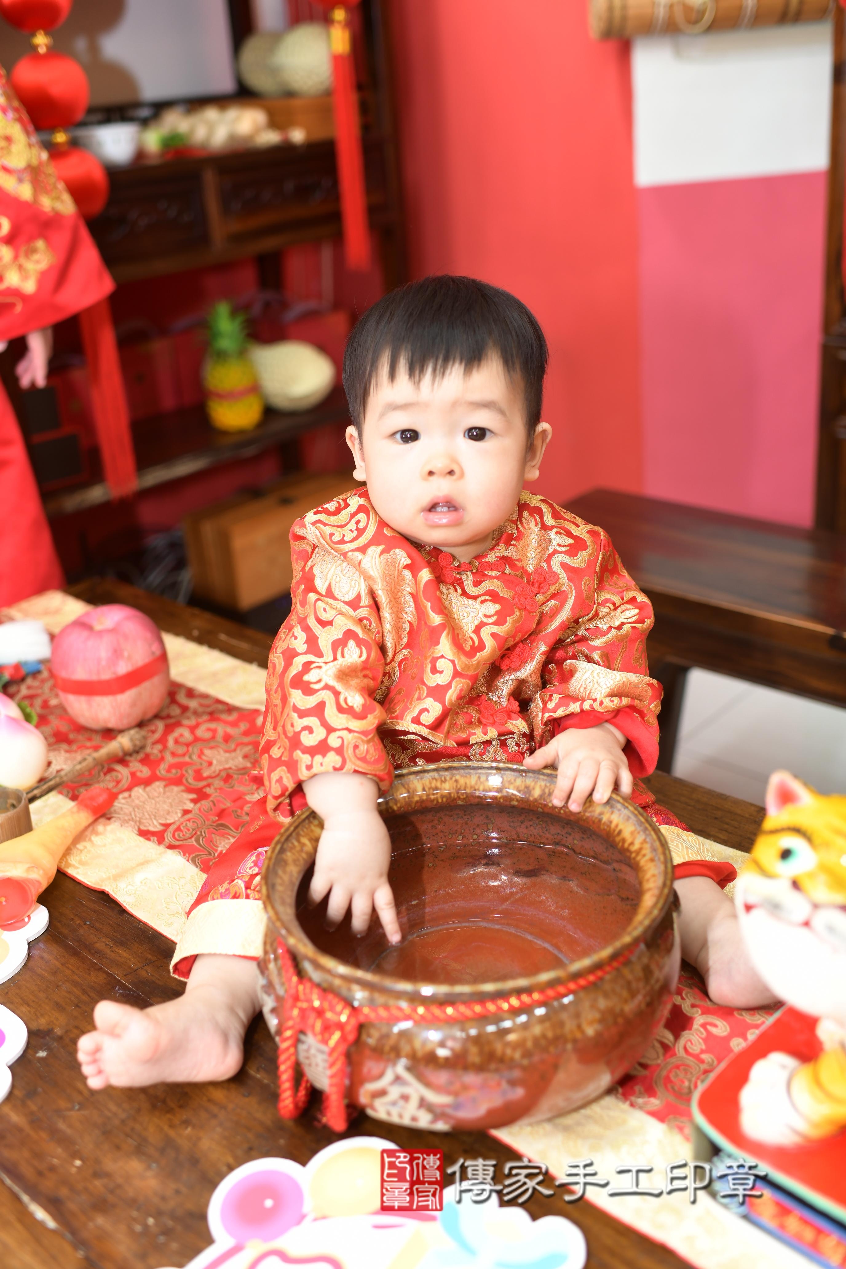 傳家手工印章高雄店、抓周、度脺、中國風會場、傳家嬰兒古禮、吉祥話、抓周道具物品24種、拍照。抓周證書。寶寶抓周、滿周歲、生日快樂、祝福