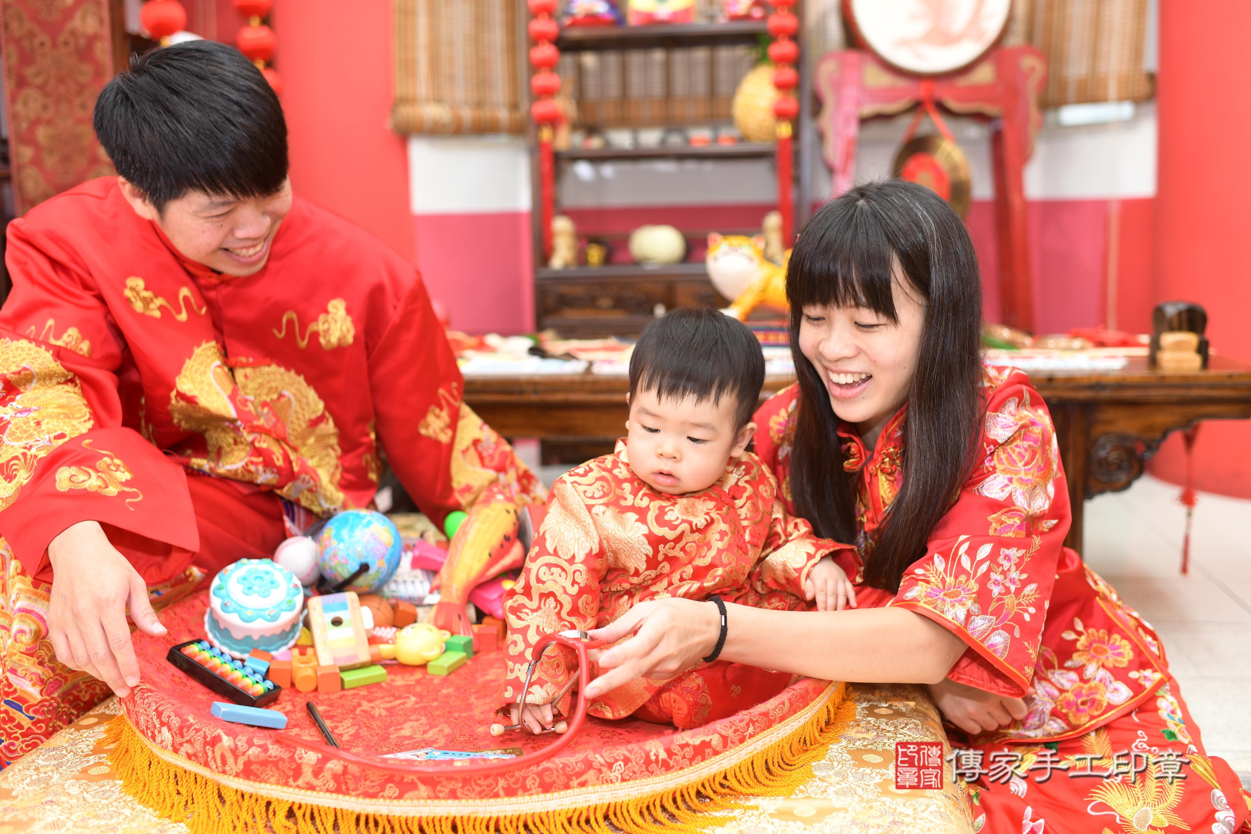 傳家手工印章高雄店、抓周、度脺、中國風會場、傳家嬰兒古禮、吉祥話、抓周道具物品24種、拍照。抓周證書。寶寶抓周、滿周歲、生日快樂、祝福