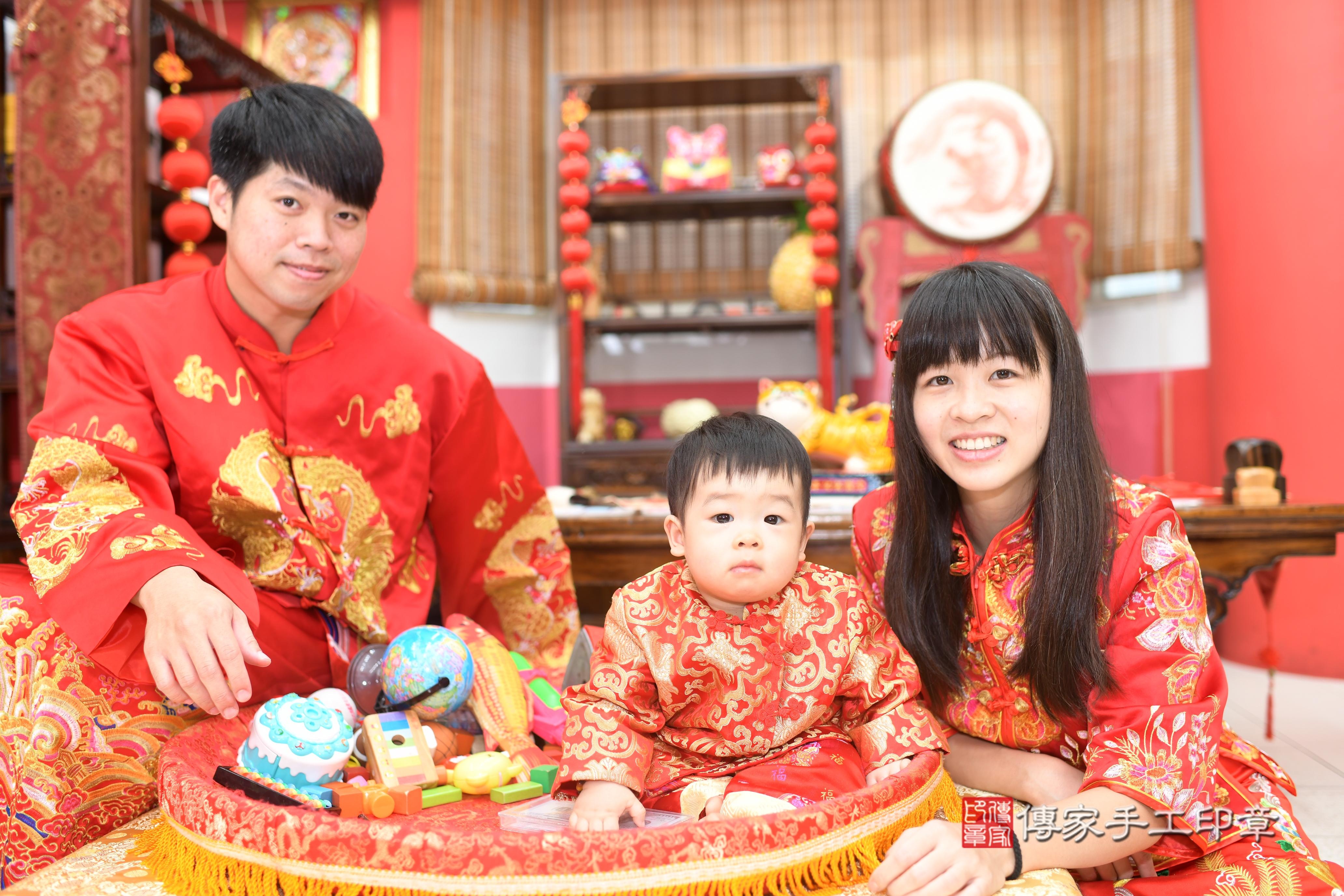 傳家手工印章高雄店、抓周、度脺、中國風會場、傳家嬰兒古禮、吉祥話、抓周道具物品24種、拍照。抓周證書。寶寶抓周、滿周歲、生日快樂、祝福